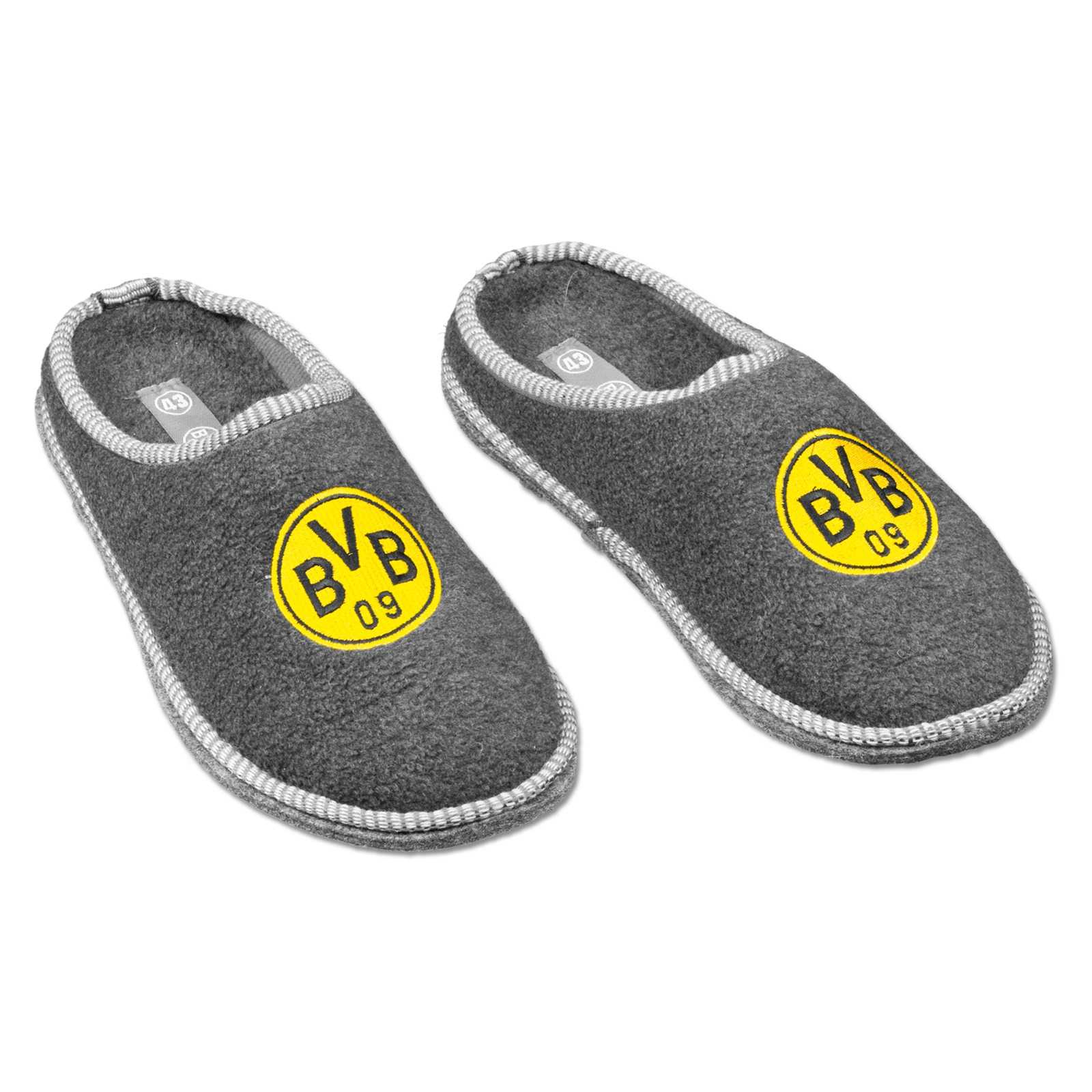 Vorderansicht der grauen BVB-Filzpantoffel mit schwarzgelbem BVB-Emblem auf dem Spann und hellgrauer Umrandung.
