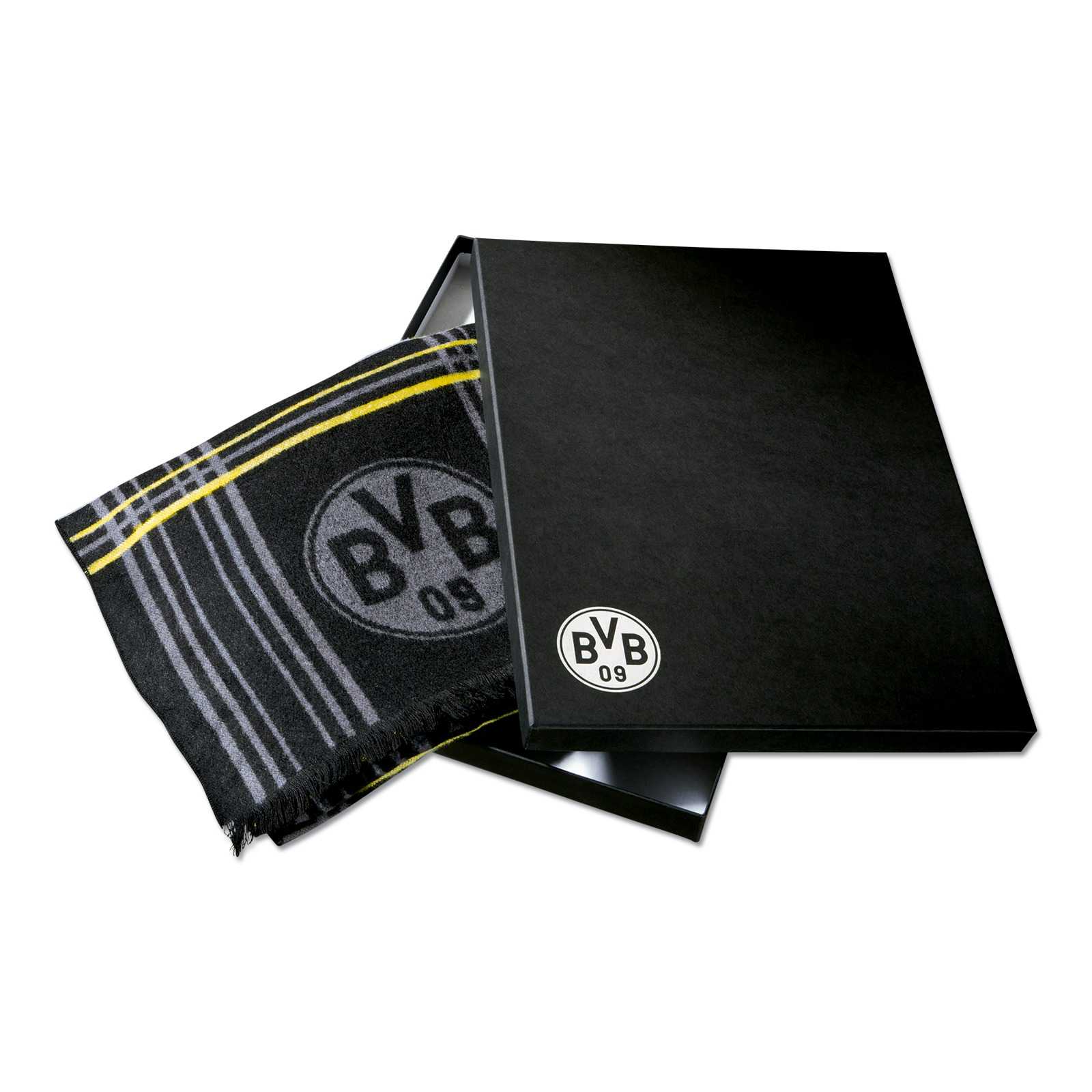 Der Schal in der schwarzen Geschenkverpackung