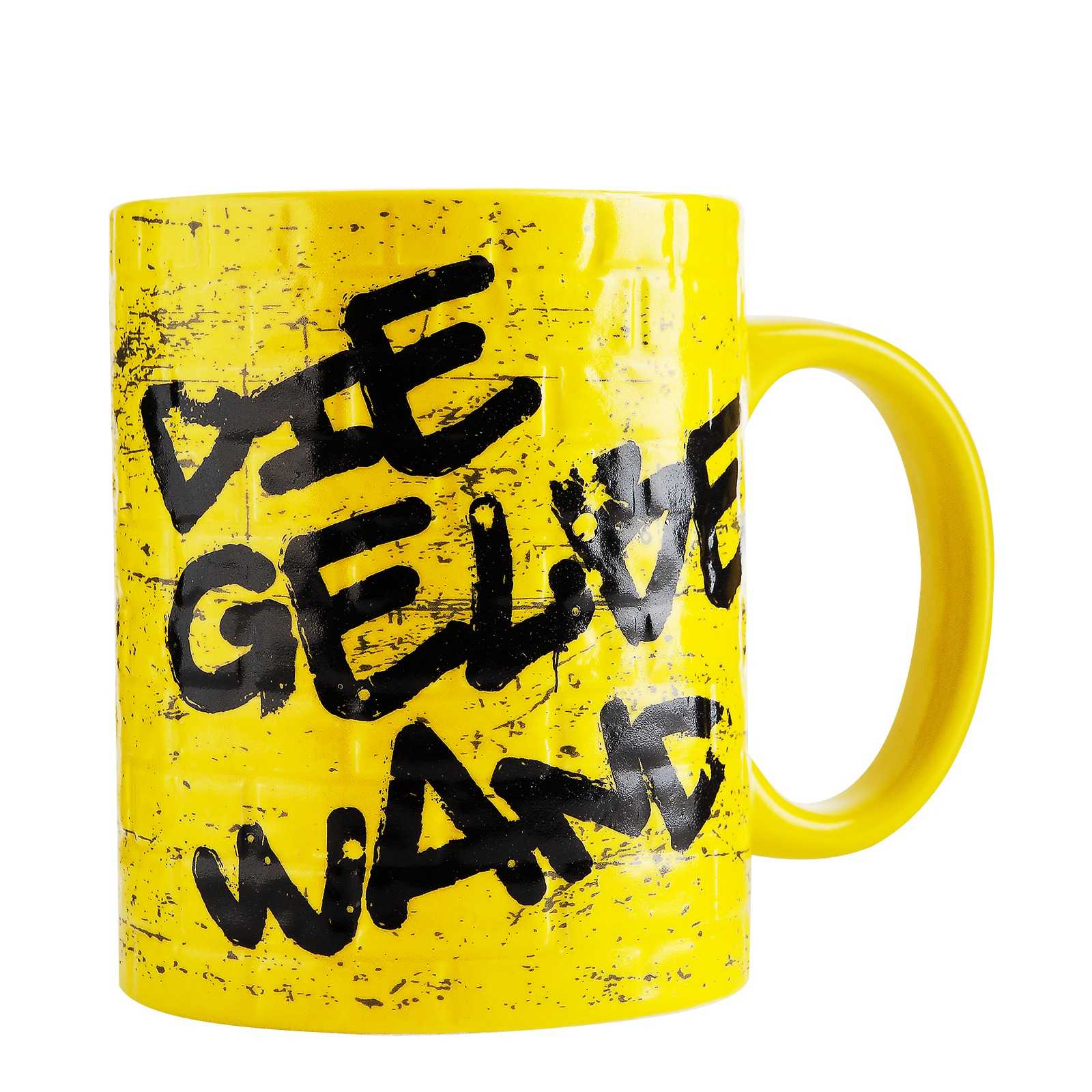 Vorderansicht der BVB-Tasse Gelbe Wand in leuchtendem Gelb mit schwarzem Schriftzug „DIE GELBE WAND“ im Graffiti-Stil.