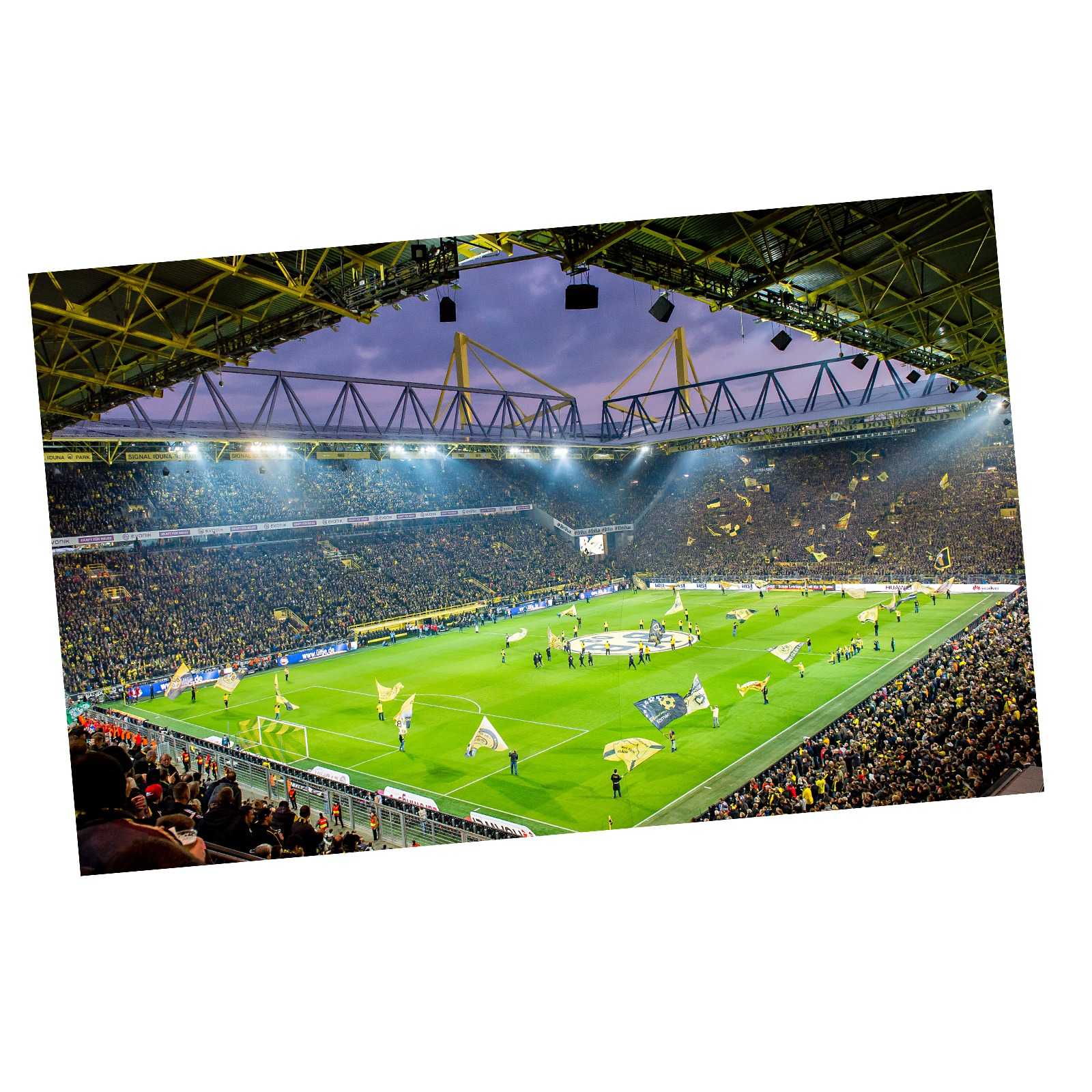 BVB-Kunstdruck Feiertag zeigt das SIGNAL IDUNA PARK Stadion in schwarzgelb, gefüllt mit Fans und wehenden BVB-Fahnen aus der Zuschauerperspektive.
