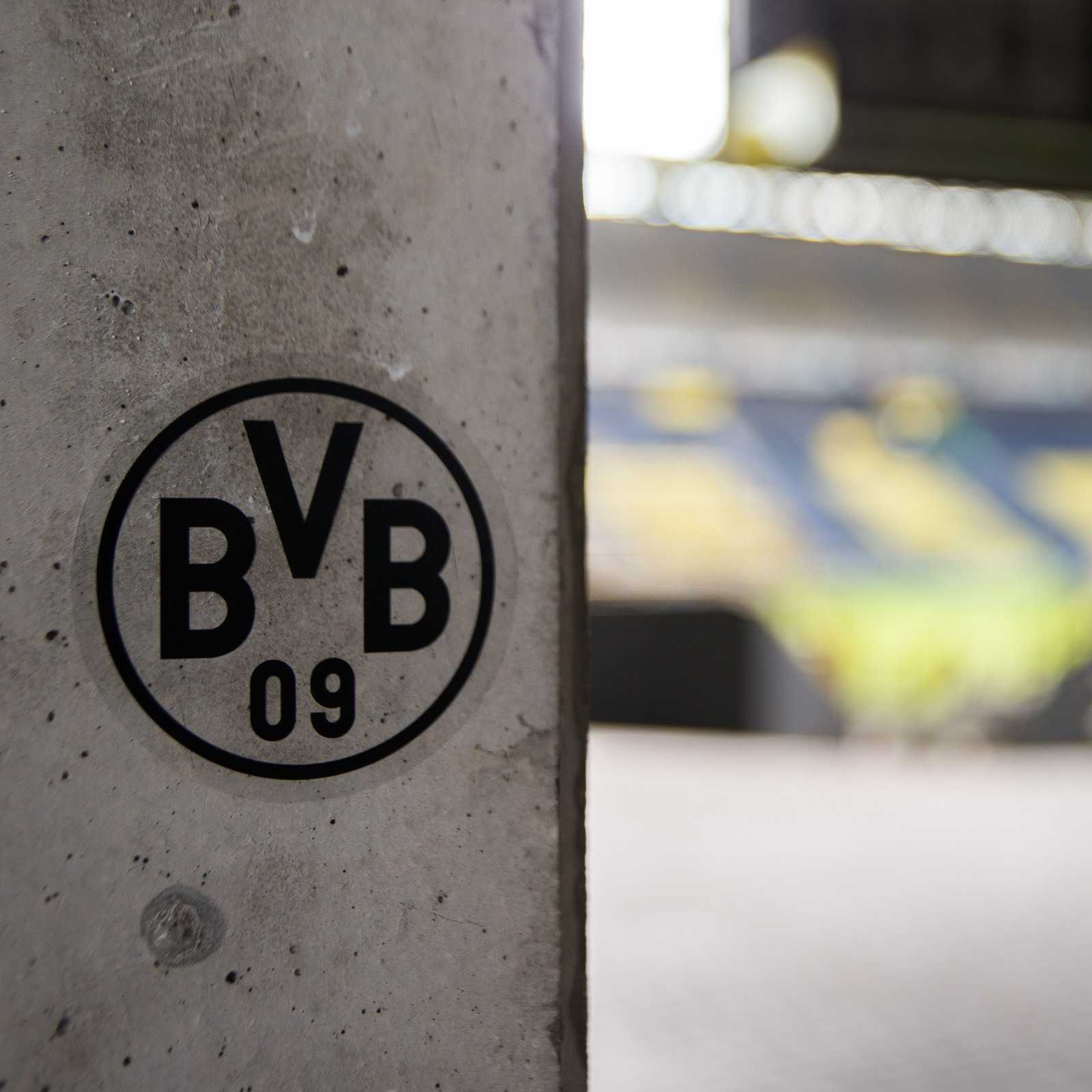 Detailansicht des BVB-Aufkleber (schwarz, 3er-Set) mit BVB-Emblem auf grauem Beton, im Hintergrund unscharf der SIGNAL IDUNA PARK.
