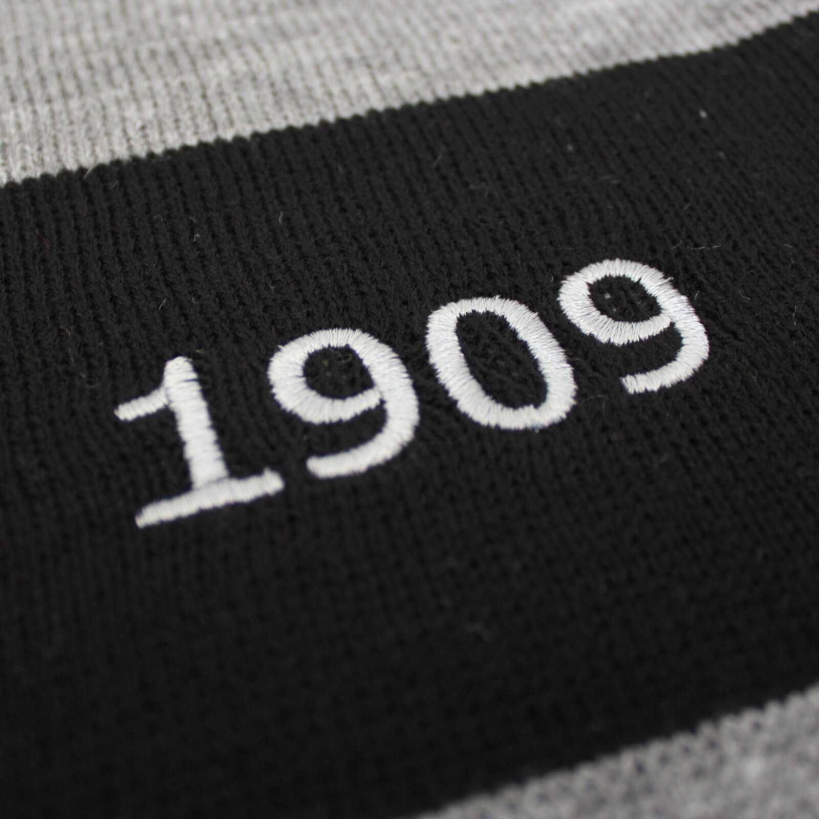 Detailansicht des BVB-Blockstreifenschals schwarzgrau mit gestickter weißer Jahreszahl "1909" auf schwarzem Blockstreifen.