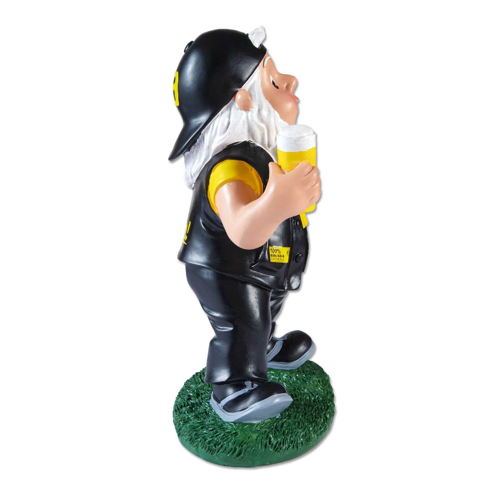 Seitenansicht des BVB-Gartenzwerg Kutte mit schwarzgelber Kutte, umgedrehter Kappe und Bierkrug in der Hand. BVB-Emblem auf der Mütze sichtbar.