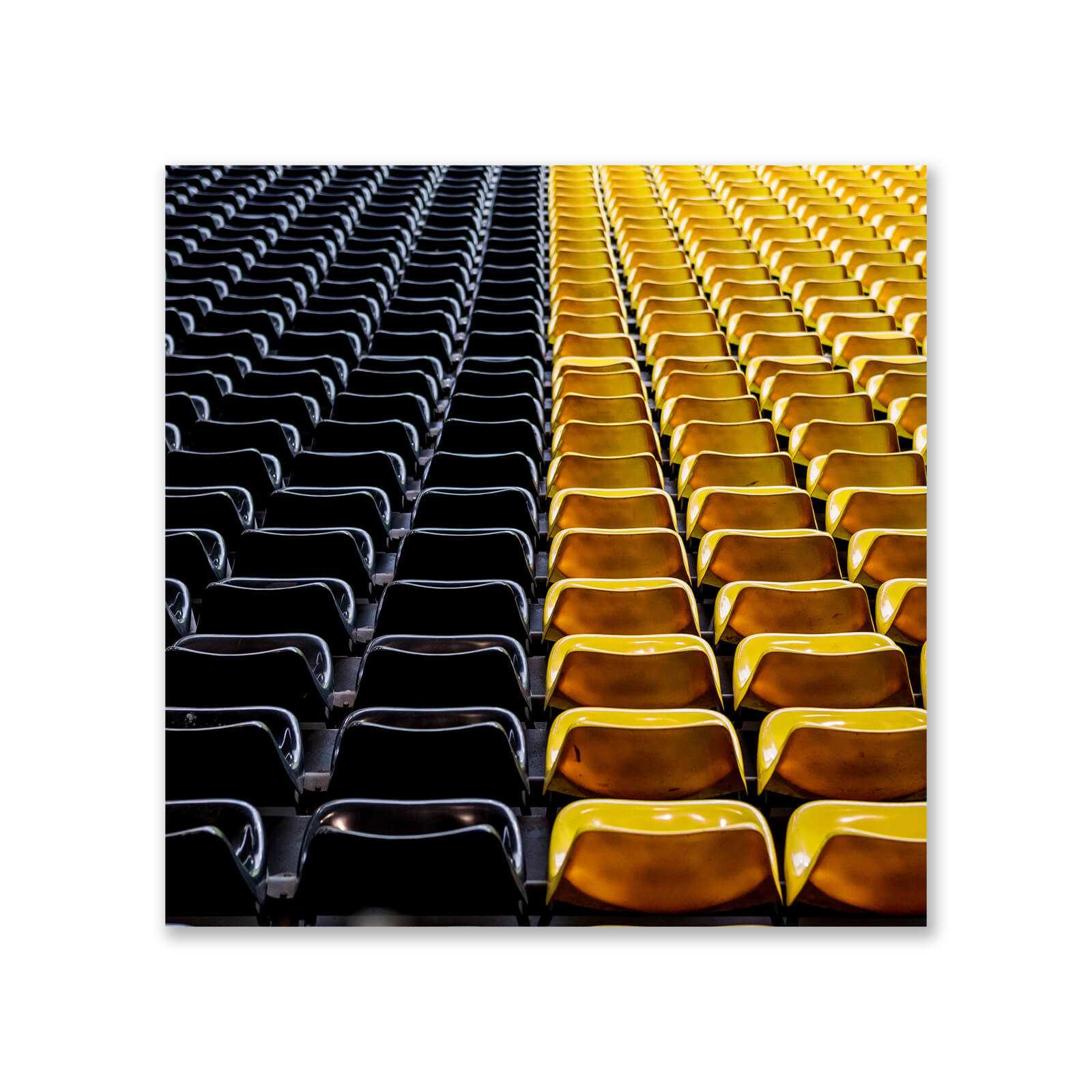 Frontale Ansicht des BVB-Kunstdrucks Stadionsitze 50x50 cm mit nebeneinander angeordneten schwarzgelben Sitzen im SIGNAL IDUNA PARK.
