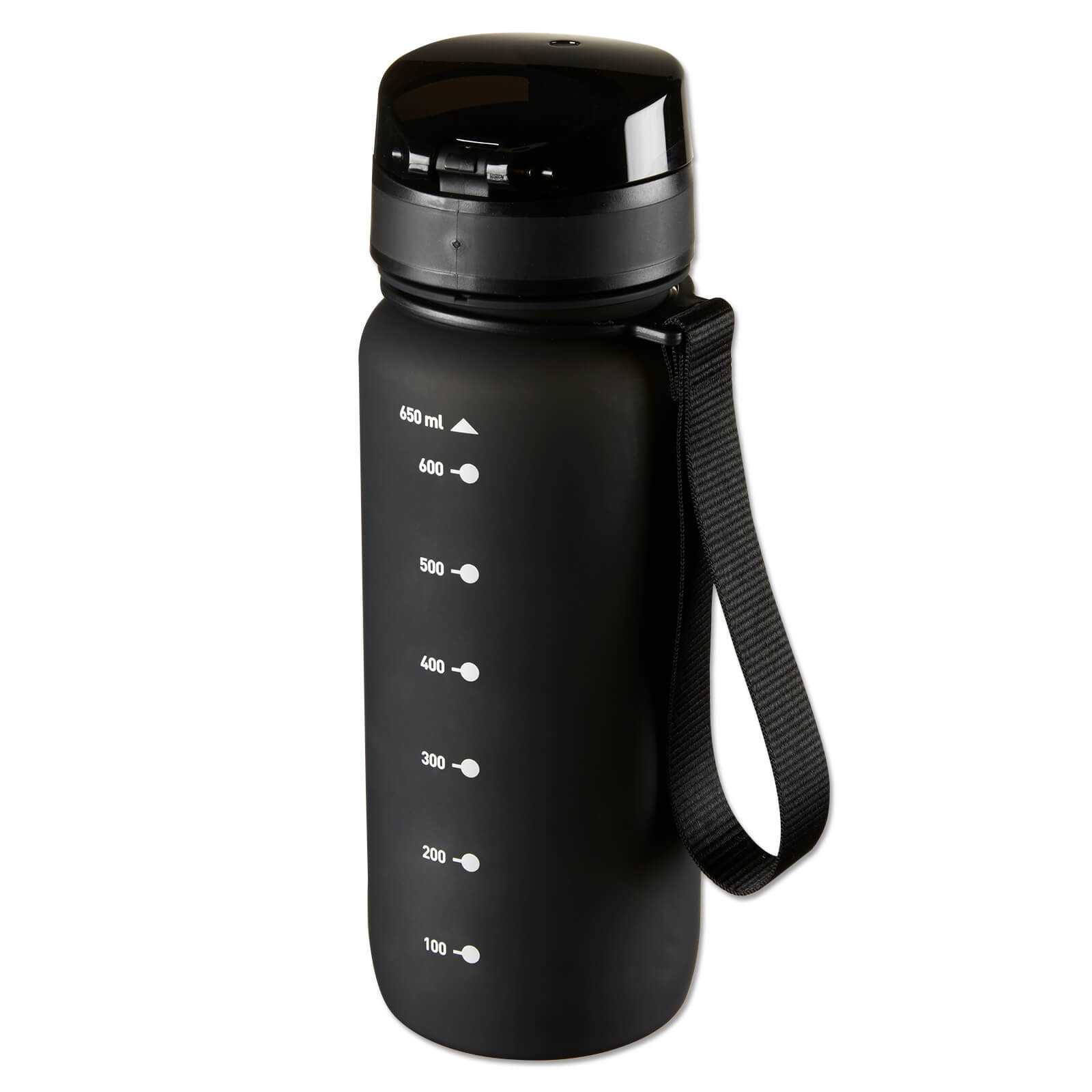 Vorderansicht der BVB-Tritan Sport-Trinkflasche 650ml in mattem Schwarz mit Messskala und schwarzem Trageband, ohne sichtbares BVB-Emblem.