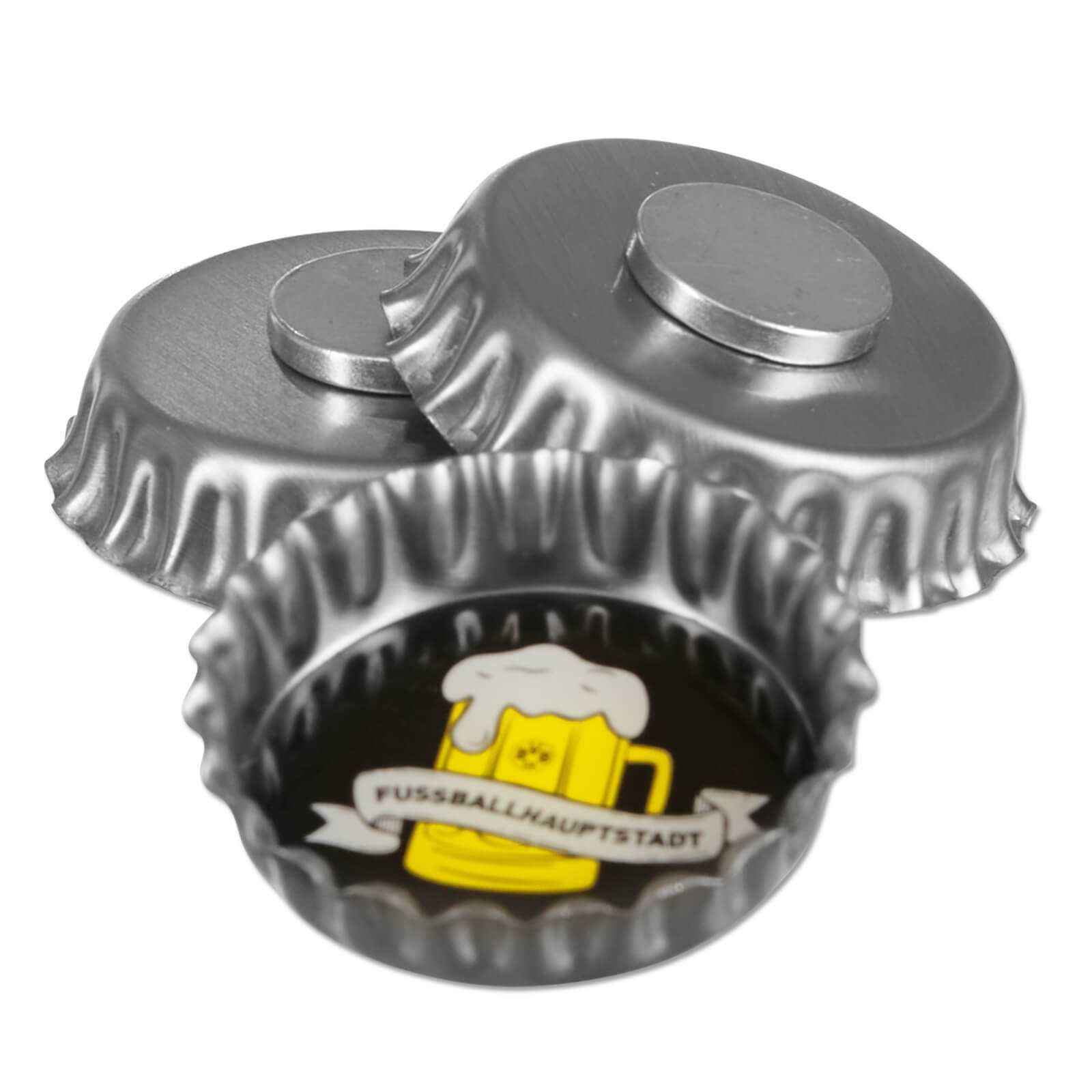 Detailansicht des BVB-Magnet-Set Kronkorken aus Metall, einer mit schwarzgelber Bierkrug-Grafik und dem Schriftzug "FUSSBALLHAUPTSTADT".