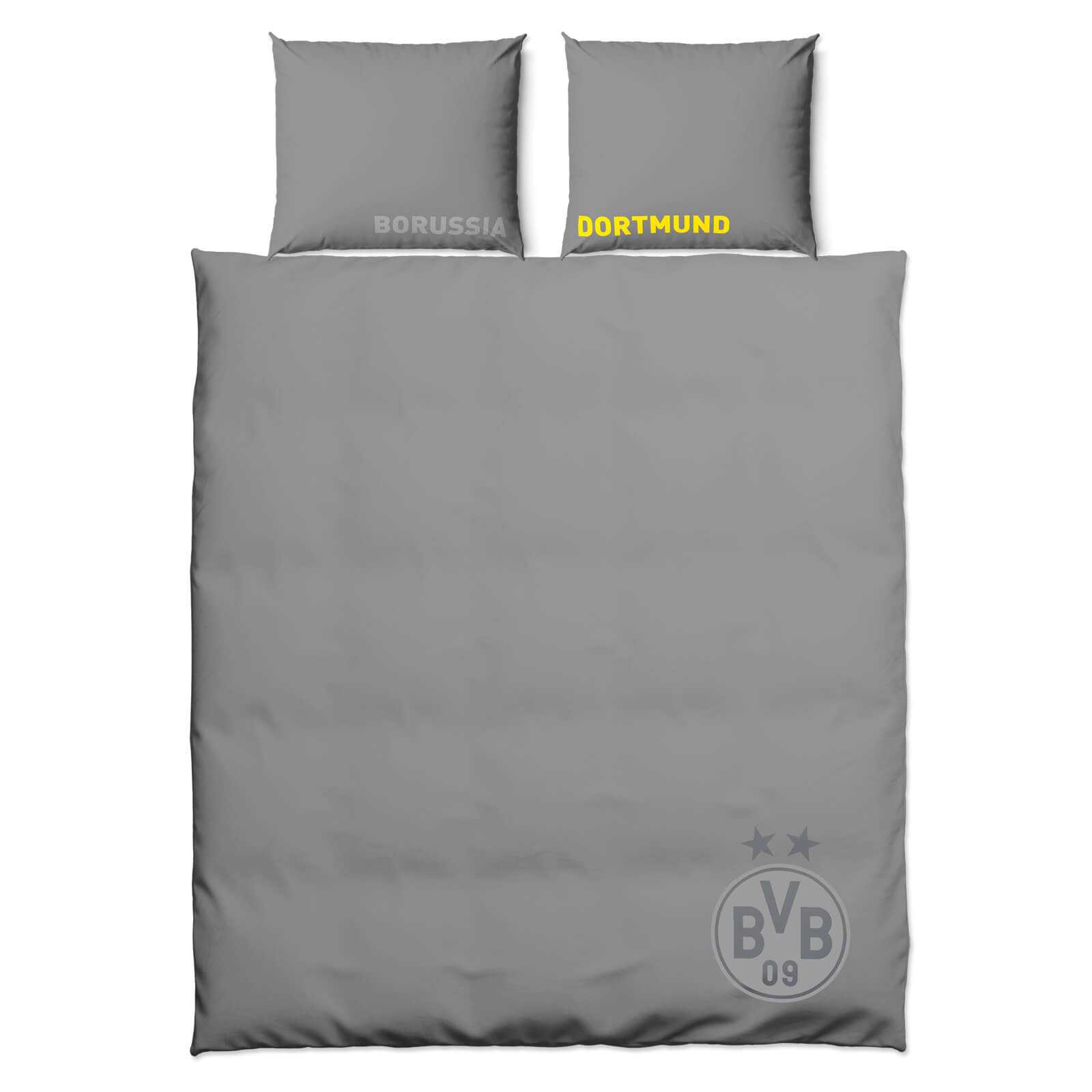 Vorderansicht der grauen BVB Wendebettwäsche (200 x 220) mit BVB-Emblem auf der Decke und den Schriftzügen "BORUSSIA" und "DORTMUND" auf den Kissen.