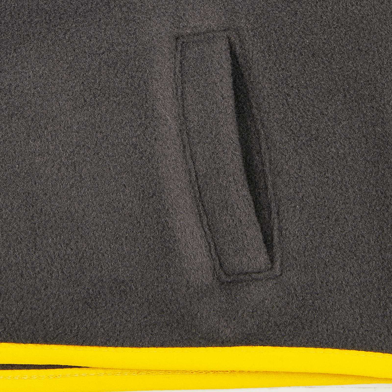 Detailansicht der BVB-Fleecejacke Baby in schwarzgelb, Fokus auf die seitliche Tasche und gelben Saumabschluss.