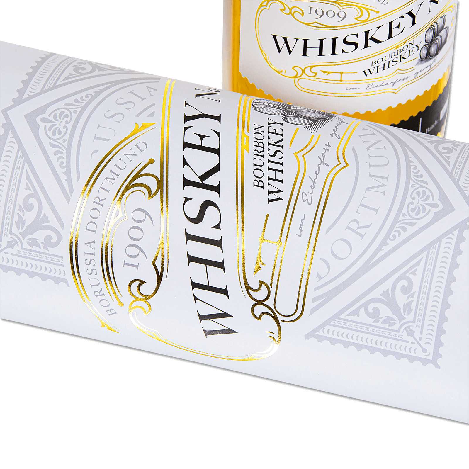 Detailansicht der Verpackung und Flasche des BVB Bourbon Whiskey mit goldfarbenen, schwarzen und weißen Designelementen sowie Borussia Dortmund-Schriftzug.