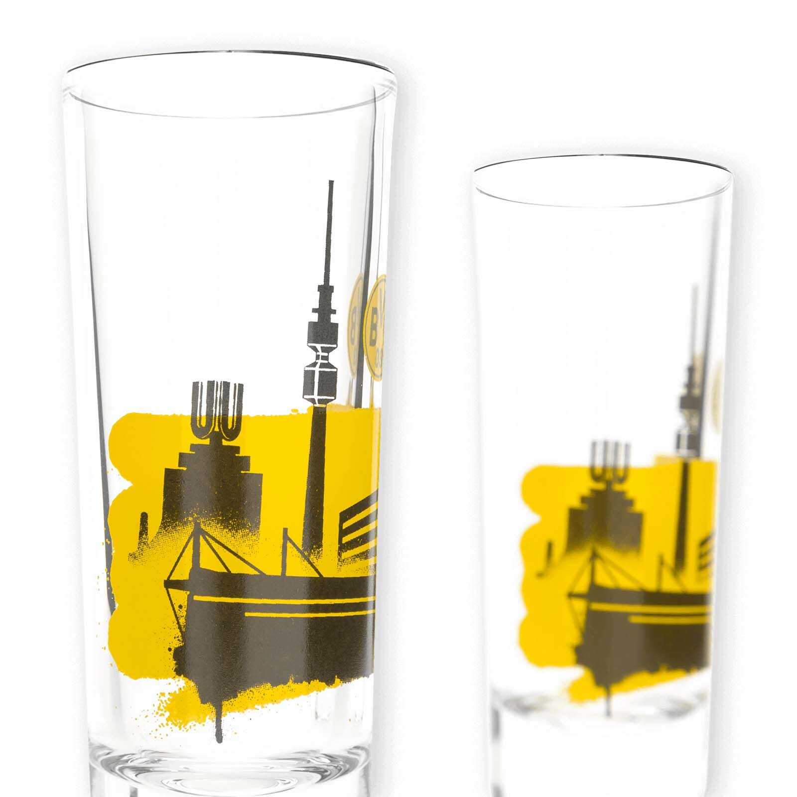 Zwei BVB Schnapsgläser mit schwarzgelber Skyline-Grafik von Dortmund und BVB-Emblem, Frontansicht der Gläser nebeneinander.