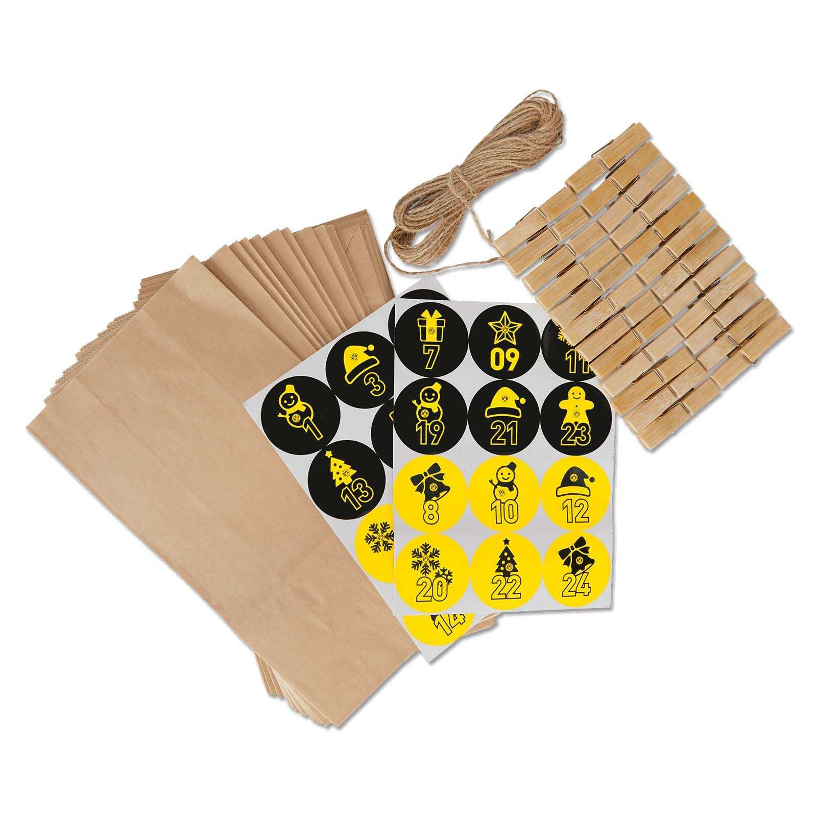 BVB Adventskalender Set in der Draufsicht mit braunen Papiertüten, schwarzgelben Zahlenaufklebern, Holzklammern und Kordel.