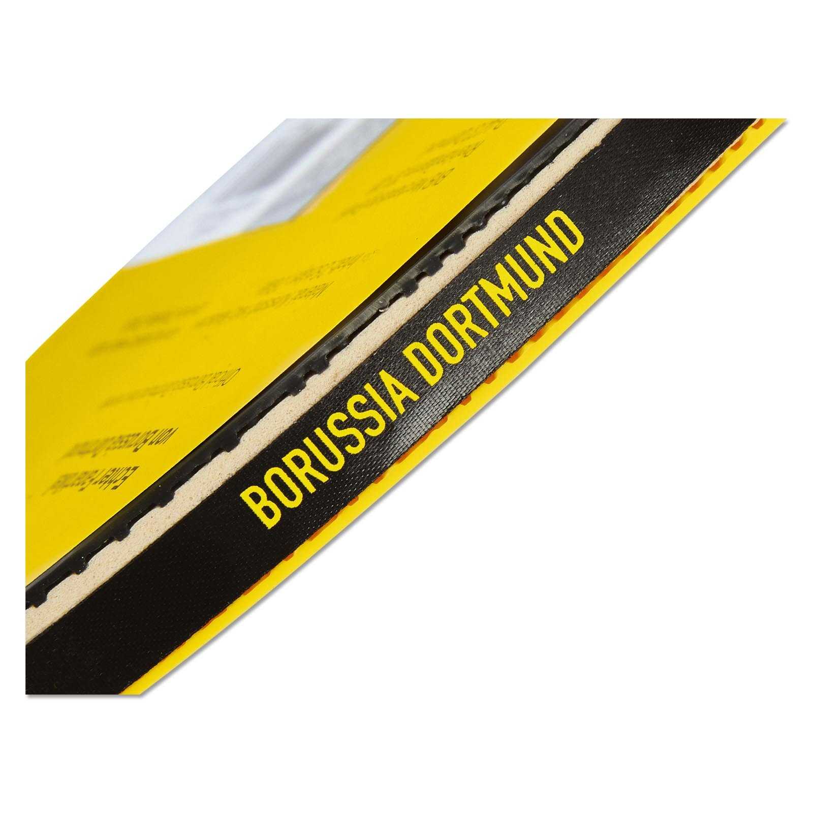 Detailansicht des BVB Tischtennis-Sets in schwarzgelb, mit gelber Schrift "Borussia Dortmund" auf dem schwarzen Rand des Schlägers.