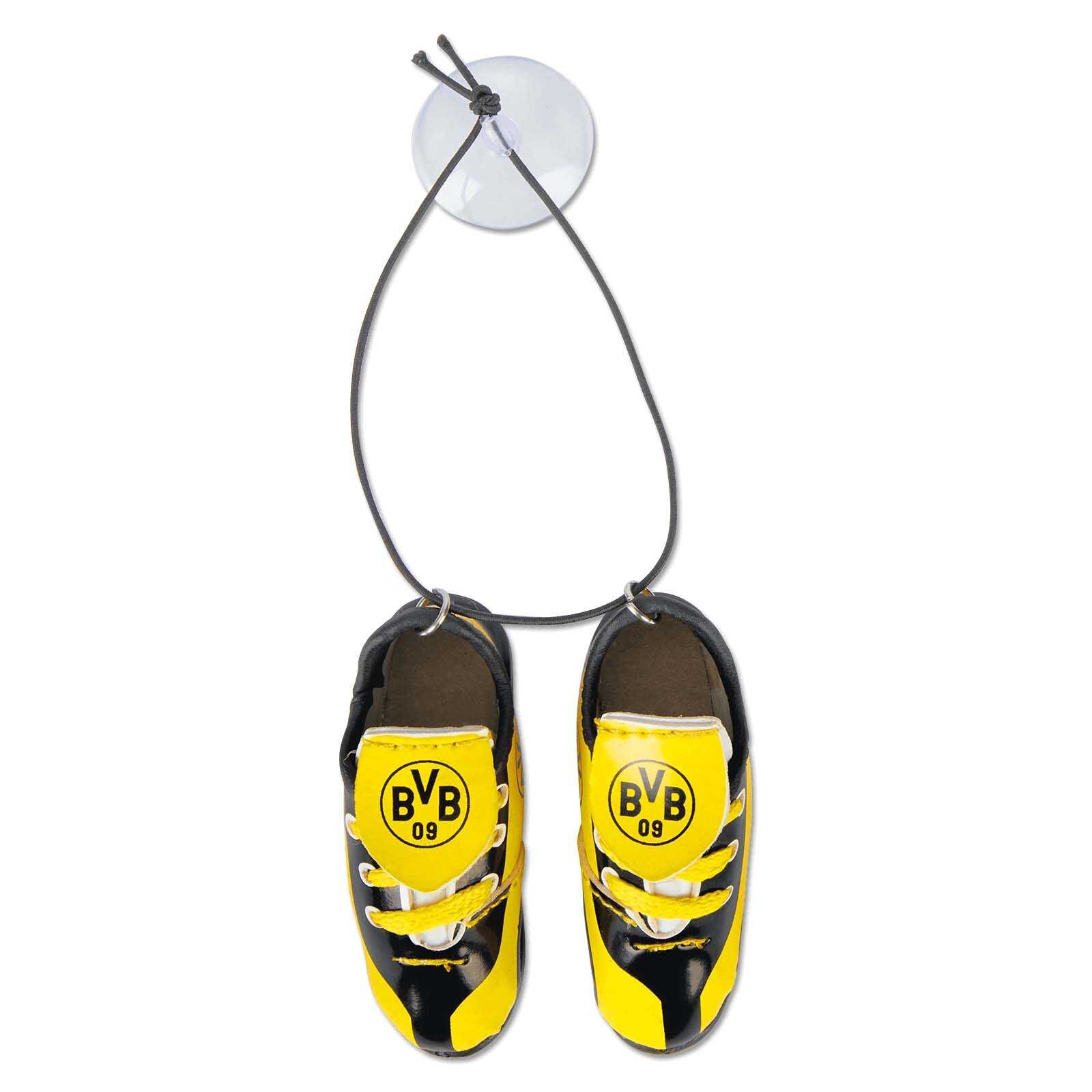 Vorderansicht der BVB Autoschuhe in schwarzgelb mit BVB-Emblem, am Schnürsenkel und Saugnapf zum Aufhängen im Auto befestigt.