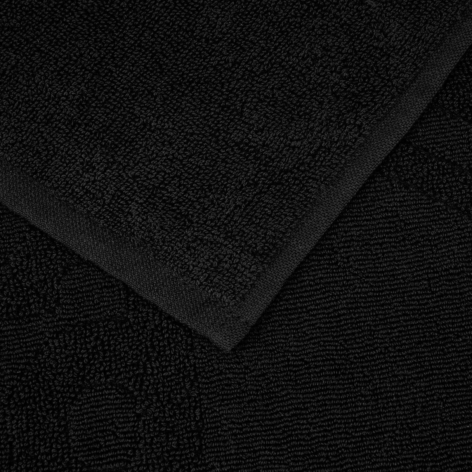 Detailansicht des BVB Badetuchs in Schwarz, Größe 70 x 180 cm, mit weicher Frottierstruktur. Das BVB-Emblem ist dezent eingewebt.