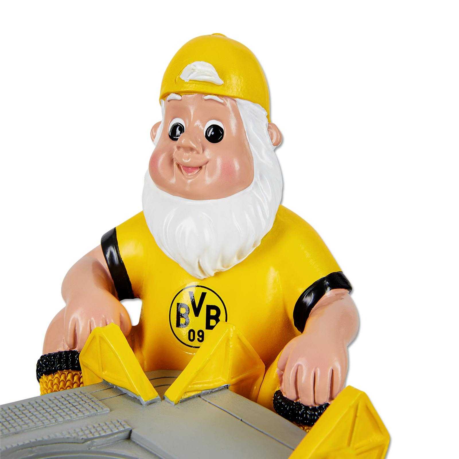 Detailansicht des BVB Gartenzwergs mit Teelicht, gelbes Outfit mit BVB-Emblem auf der Brust, Zwerg lächelt freundlich in die Kamera.