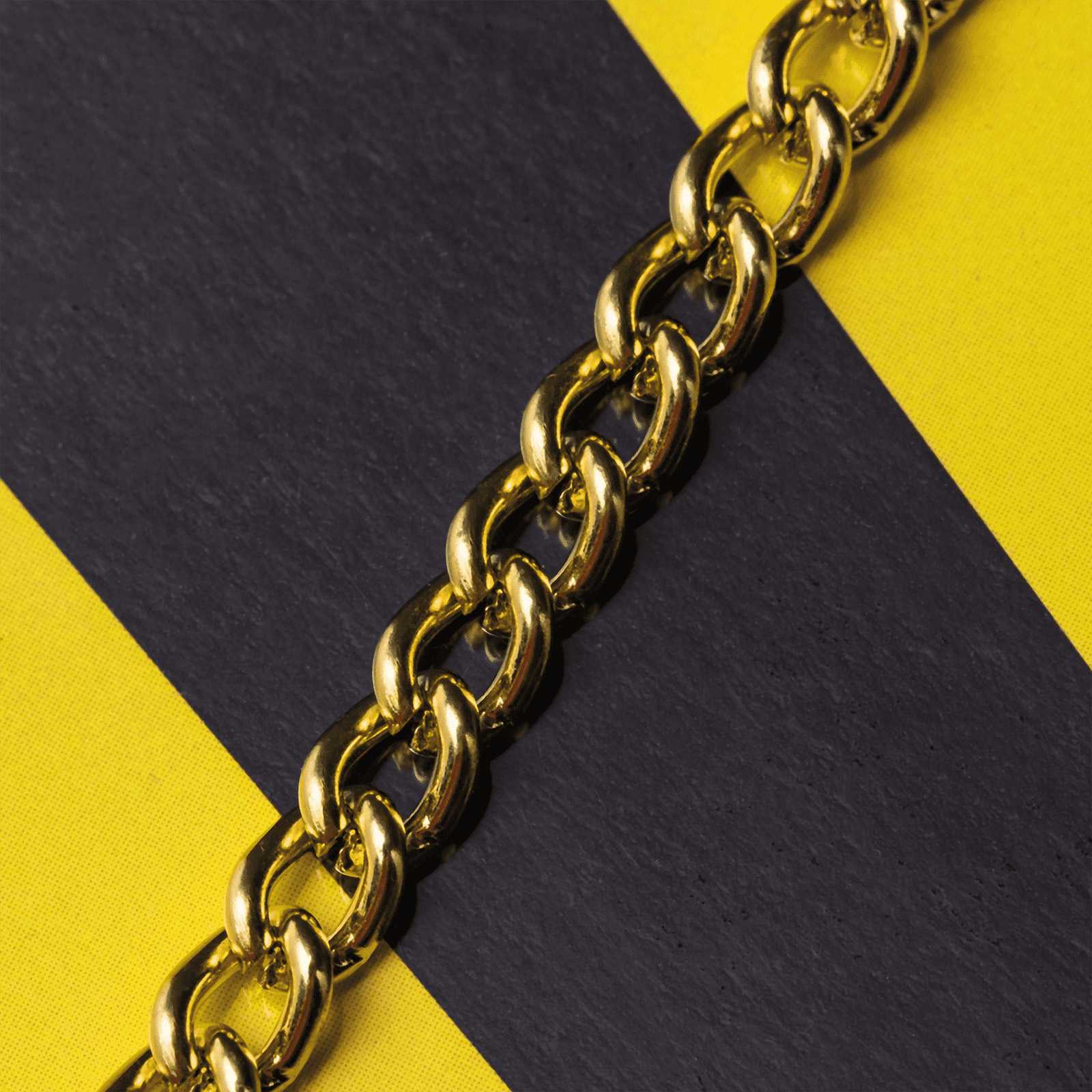 Detailansicht des BVB Schmuckwimpel Logo mit goldener Kette auf einem schwarzgelben Hintergrund.