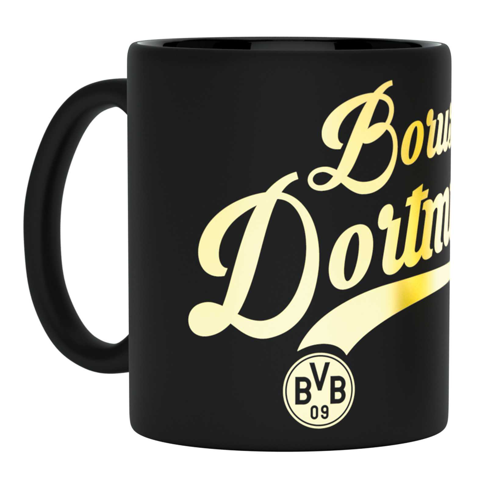 Seitenansicht der schwarzgelben BVB Tasse mit Metallic Schriftzug „Borussia Dortmund“ und glänzendem BVB-Emblem auf mattschwarzem Hintergrund.