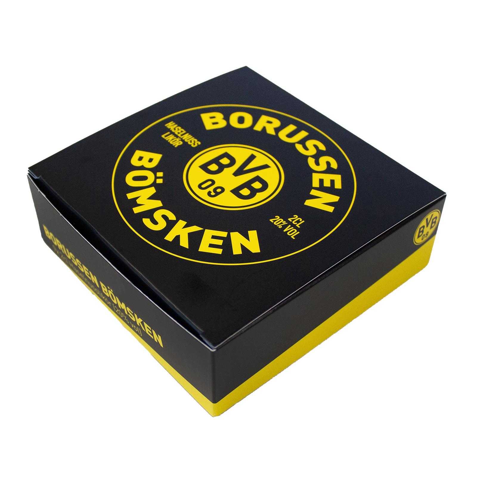 Schrägansicht der schwarzgelben Borussen Haselnuss Likör (9er Pack) Box mit großem BVB-Emblem und gelber Aufschrift auf dem Deckel.