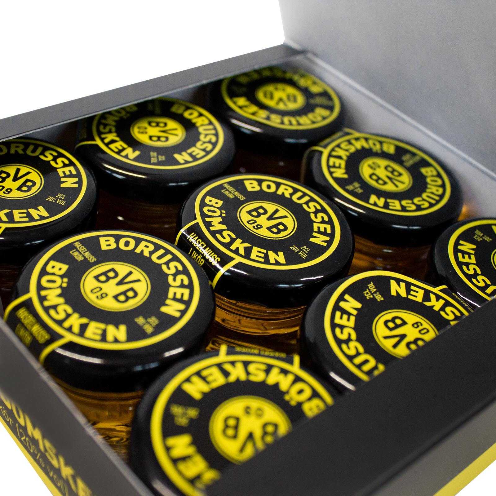 Detailansicht des Borussen Haselnuss Likör (9er Pack) mit neun schwarzgelben Fläschchen, alle Deckel mit BVB-Emblem und Schriftzug "BORUSSEN BÖMSKEN".