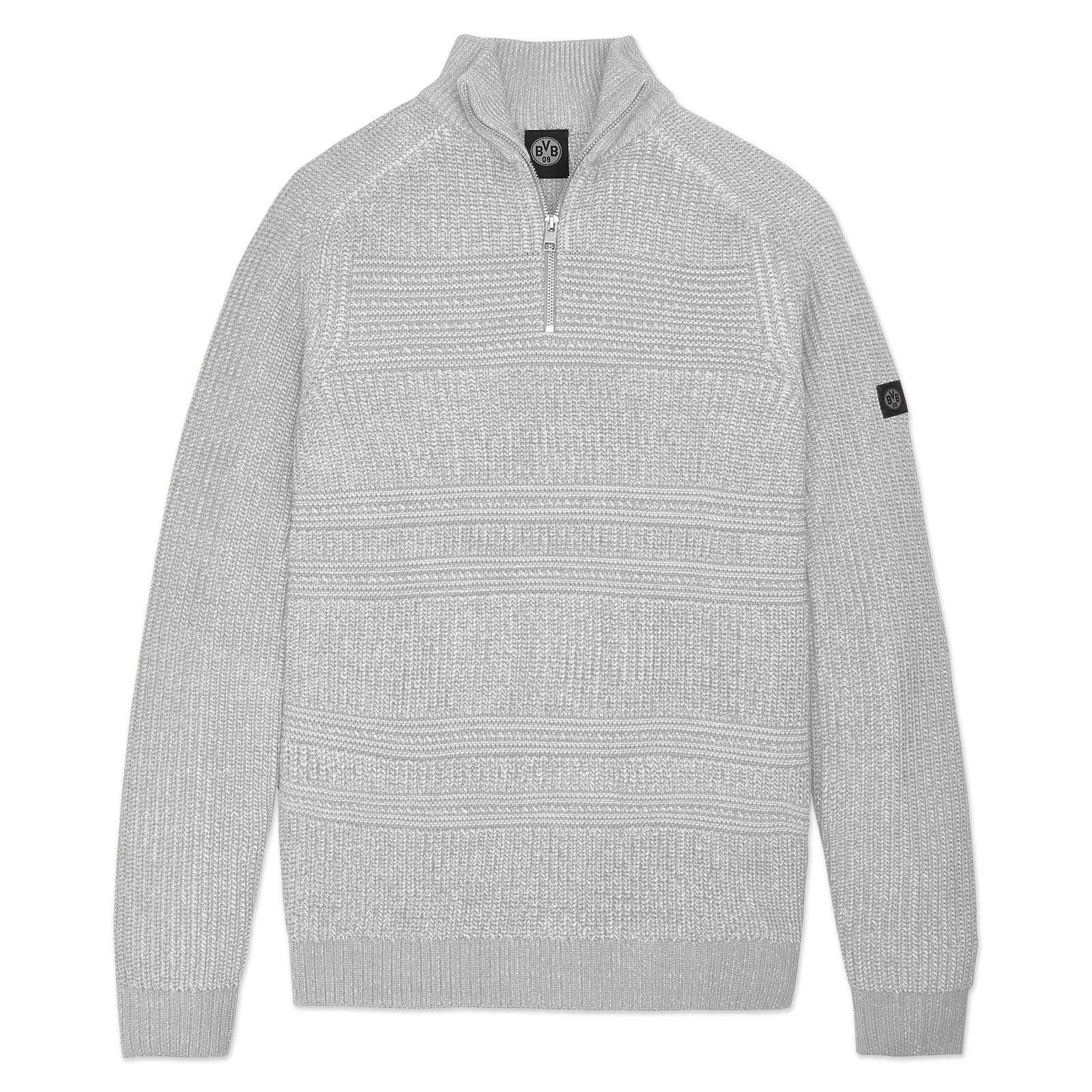 Vorderansicht des grauen BVB Winterpullovers mit Stehkragen und kurzem Reißverschluss, BVB-Emblem auf dem Etikett am Kragen und Ärmelpatch sichtbar.