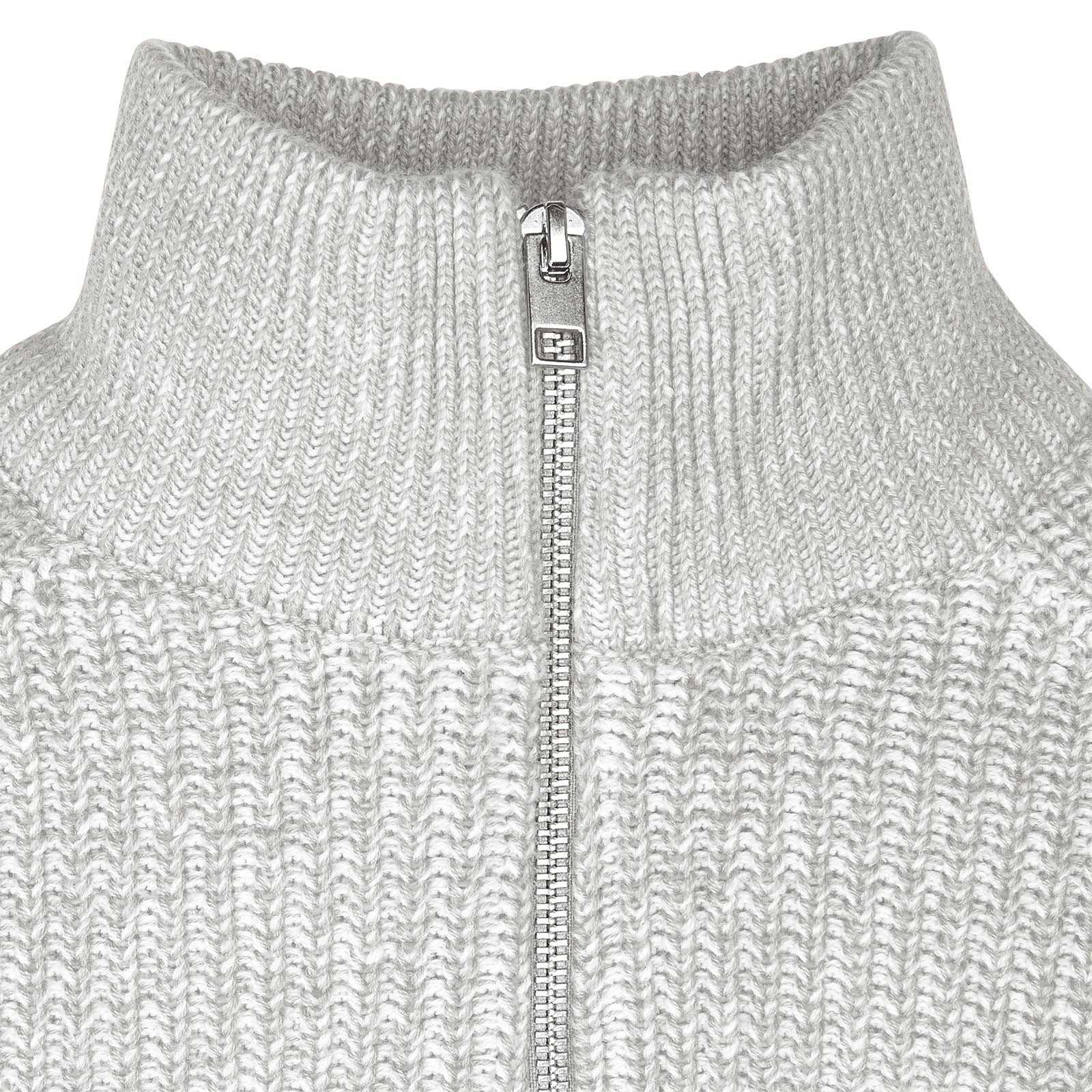 Detailansicht des BVB Winterpullovers grau mit grobem Strickmuster und hohem Reißverschluss-Kragen.