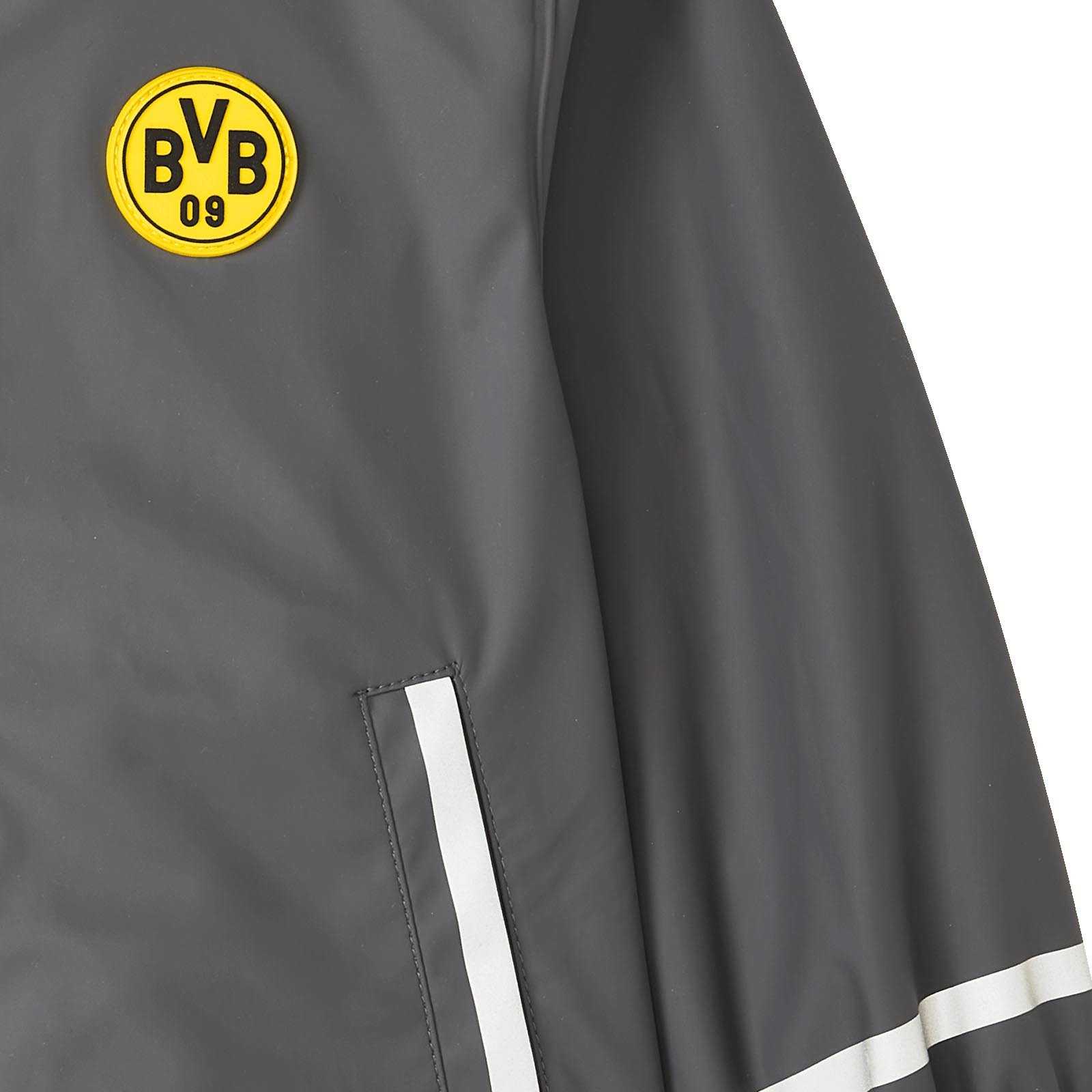 Detailansicht der BVB Regenjacke für Kleinkinder in dunkelgrau mit reflektierenden Streifen und gelbem BVB-Emblem auf der Brust.