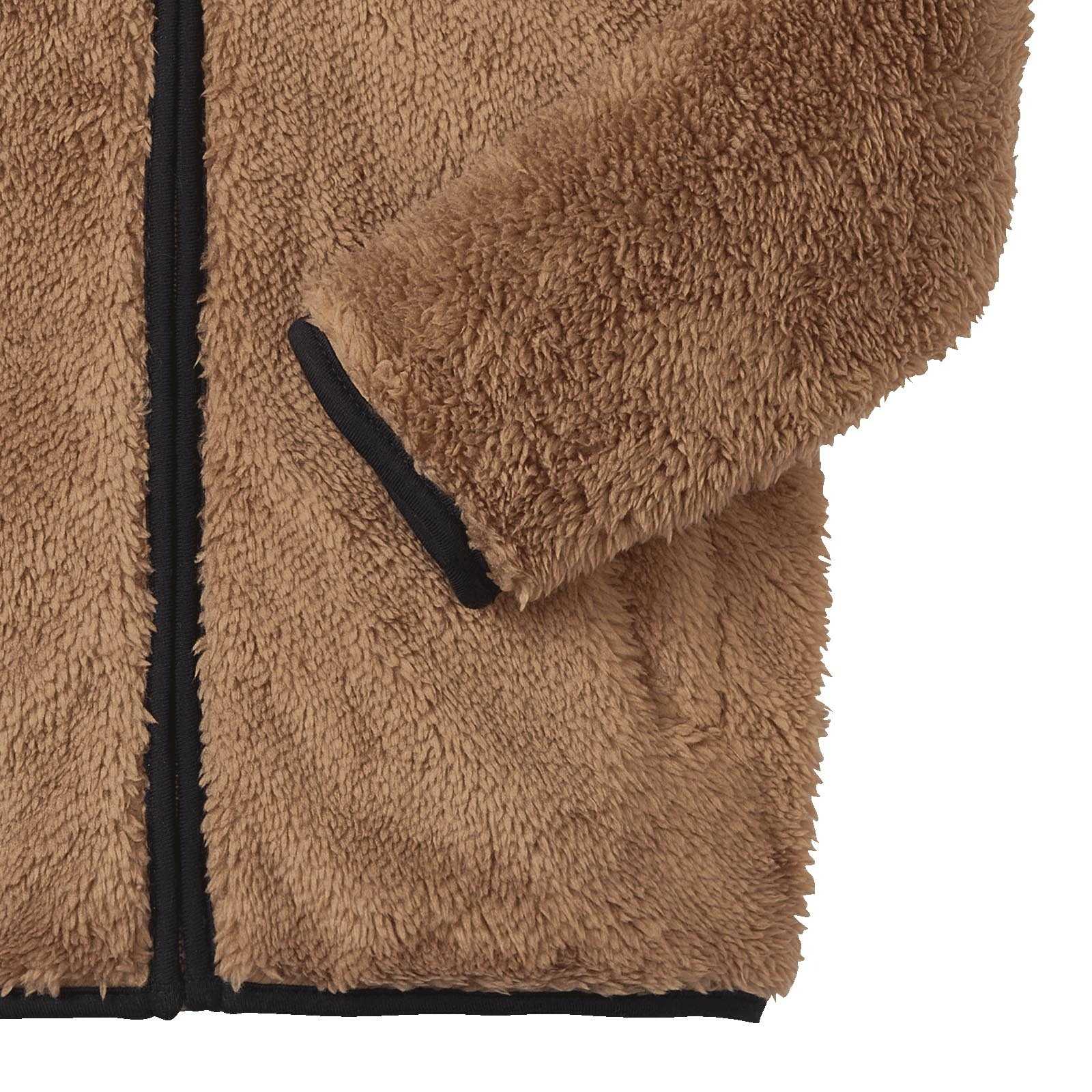 Detailansicht der BVB Baby Teddyjacke aus braunem, flauschigem Stoff mit schwarzem Reißverschluss und schwarzen Bündchen.