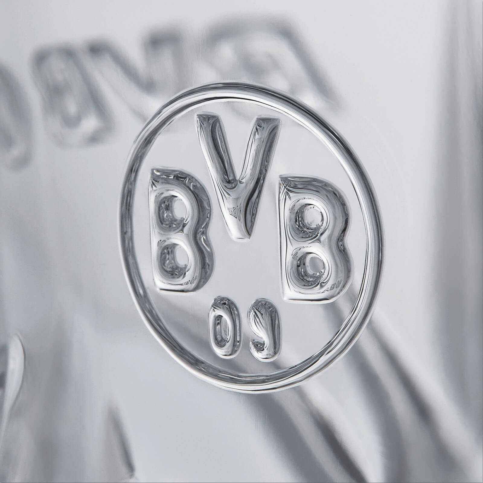 Detailansicht des BVB Gläser 2er-Sets mit eingeprägtem BVB-Emblem auf transparentem Glas.