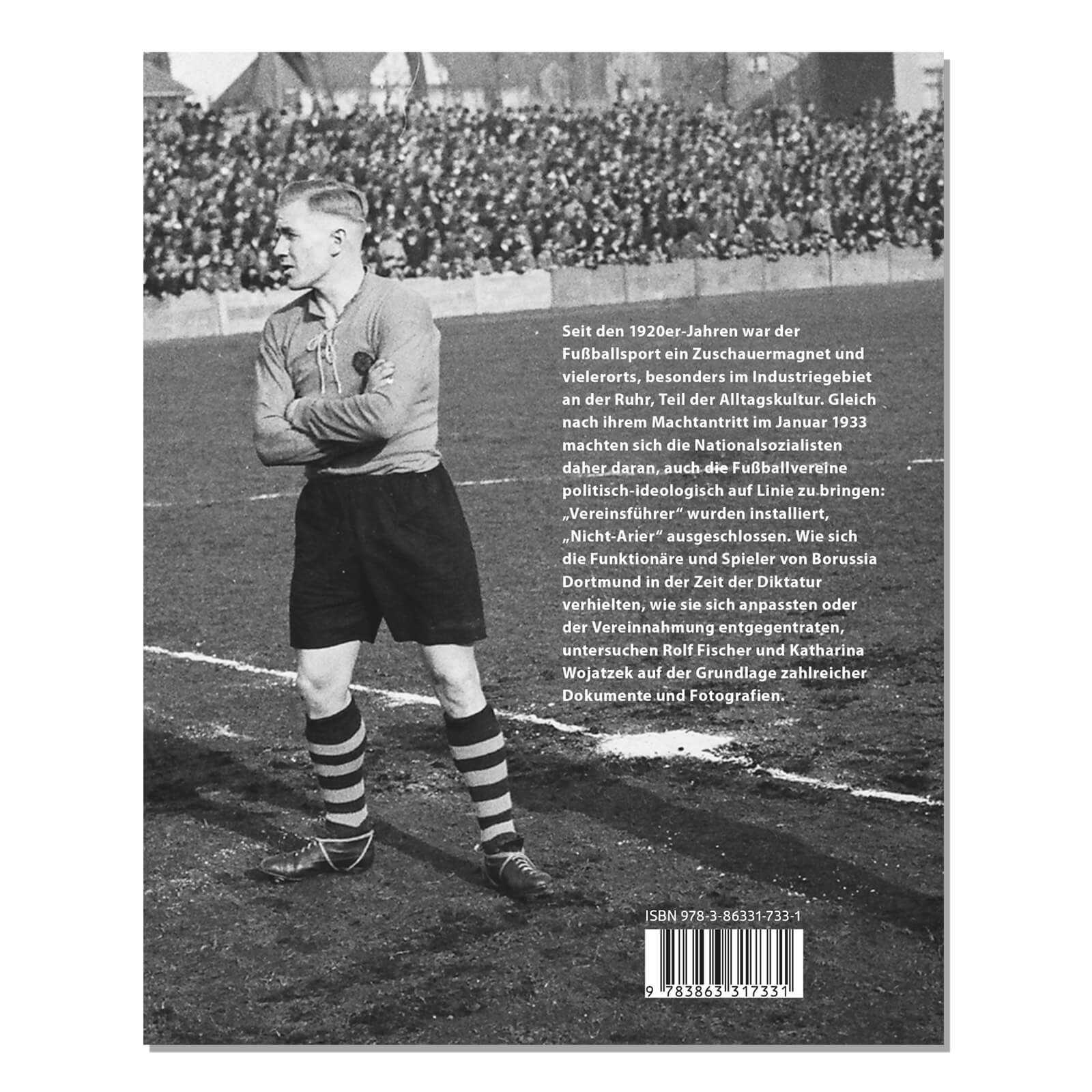 Rückansicht des Buchs "Borussia Dortmund i. d. Z. des Nationalsozialismus" mit historischem schwarzweiß Foto eines BVB-Spielers im Stadion und Begleittext.