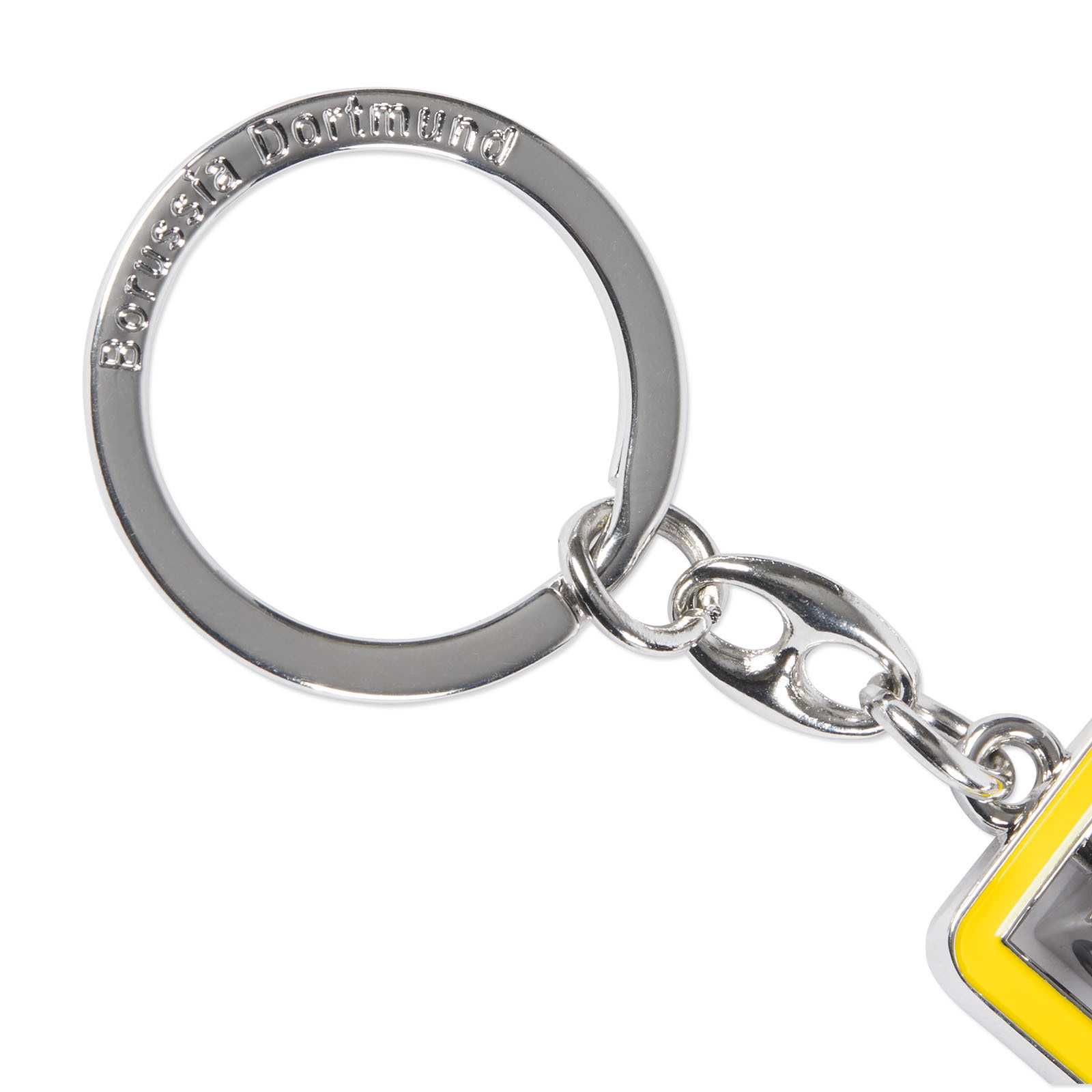 Detailansicht des BVB Schlüsselanhänger Würfel mit silbernem Ring, auf dem „Borussia Dortmund“ eingraviert ist und einer gelben Umrandung am Anhänger.