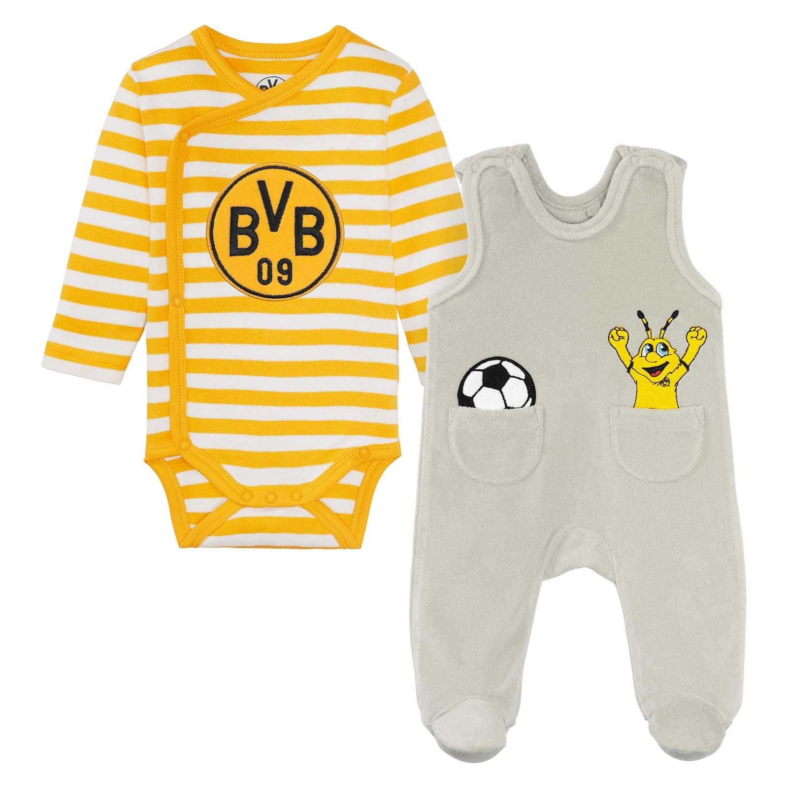 Vorderansicht des BVB Longsleeve-Niki-Set Baby mit gestreiftem Body in schwarzgelb und BVB-Emblem sowie grauem Strampler mit Fußball und EMMA-Motiv.