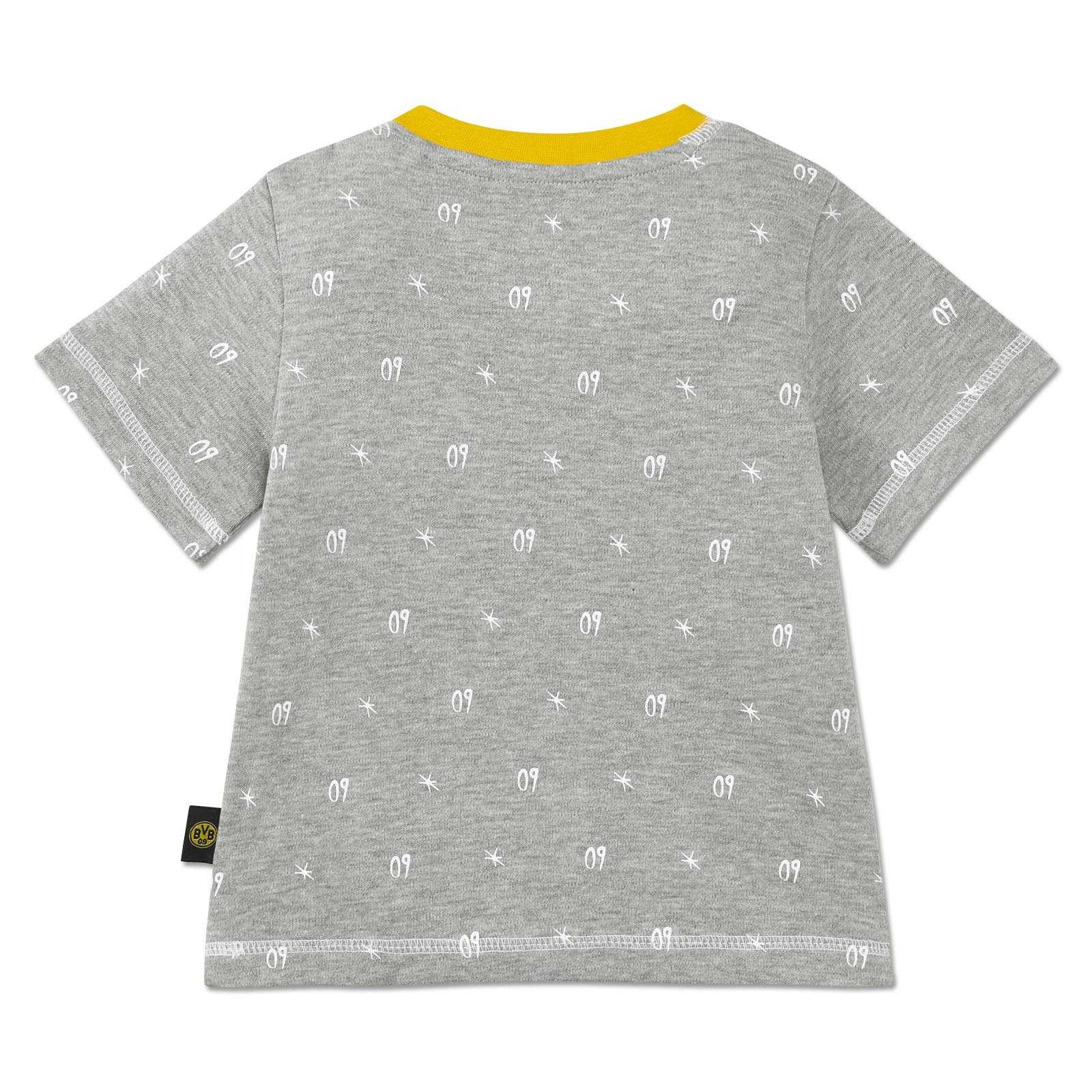 Rückansicht des grauen BVB T-Shirt Kleinkinder mit weißem „09“-Allover-Print und gelbem Kragen, BVB-Emblem am seitlichen Etikett sichtbar.