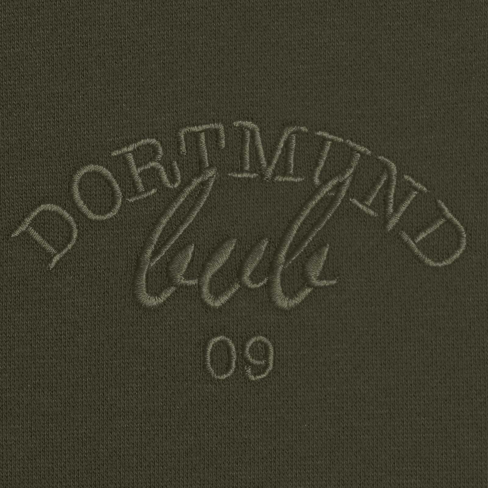 Detailansicht des BVB Drift Crewneck Damen in Olivgrün mit tonaler Stickerei "Dortmund bvb 09" auf der Vorderseite.