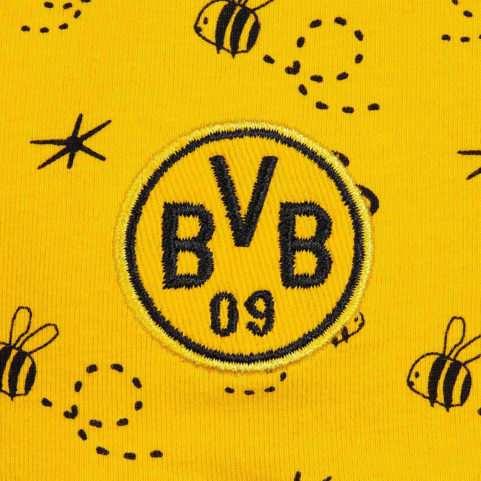 Detailansicht des gelben BVB Mütze-Schal-Set Baby mit aufgesticktem BVB-Emblem und schwarzen Bienenmotiven im schwarzgelben Design.