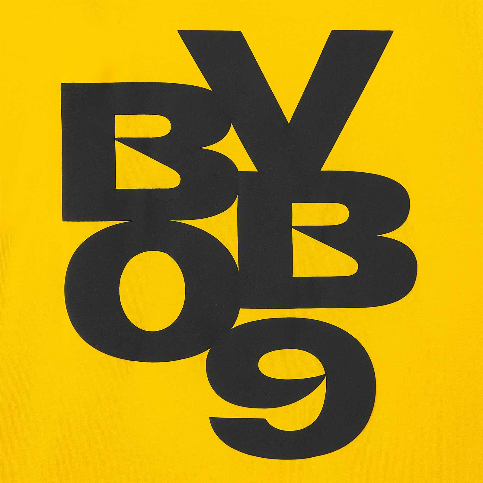 Detailansicht des gelben BVB Base T-Shirts mit großem, schwarzen „BVB 09“-Schriftzug auf der Vorderseite.