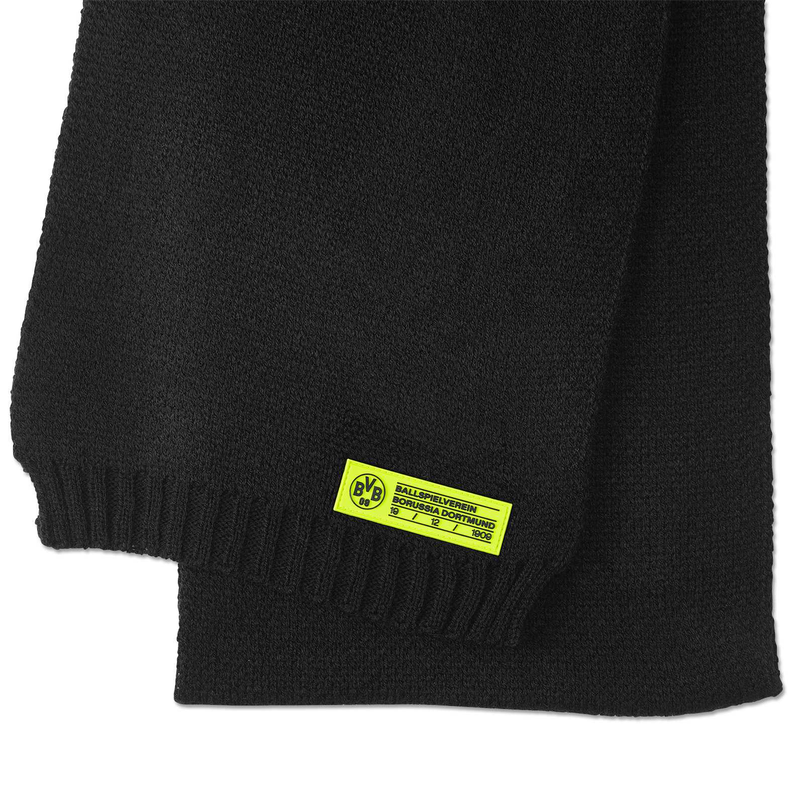 Detailansicht des schwarzen BVB Schal Frauen mit gelbem Label und BVB-Emblem am Rand, gestricktes Material.