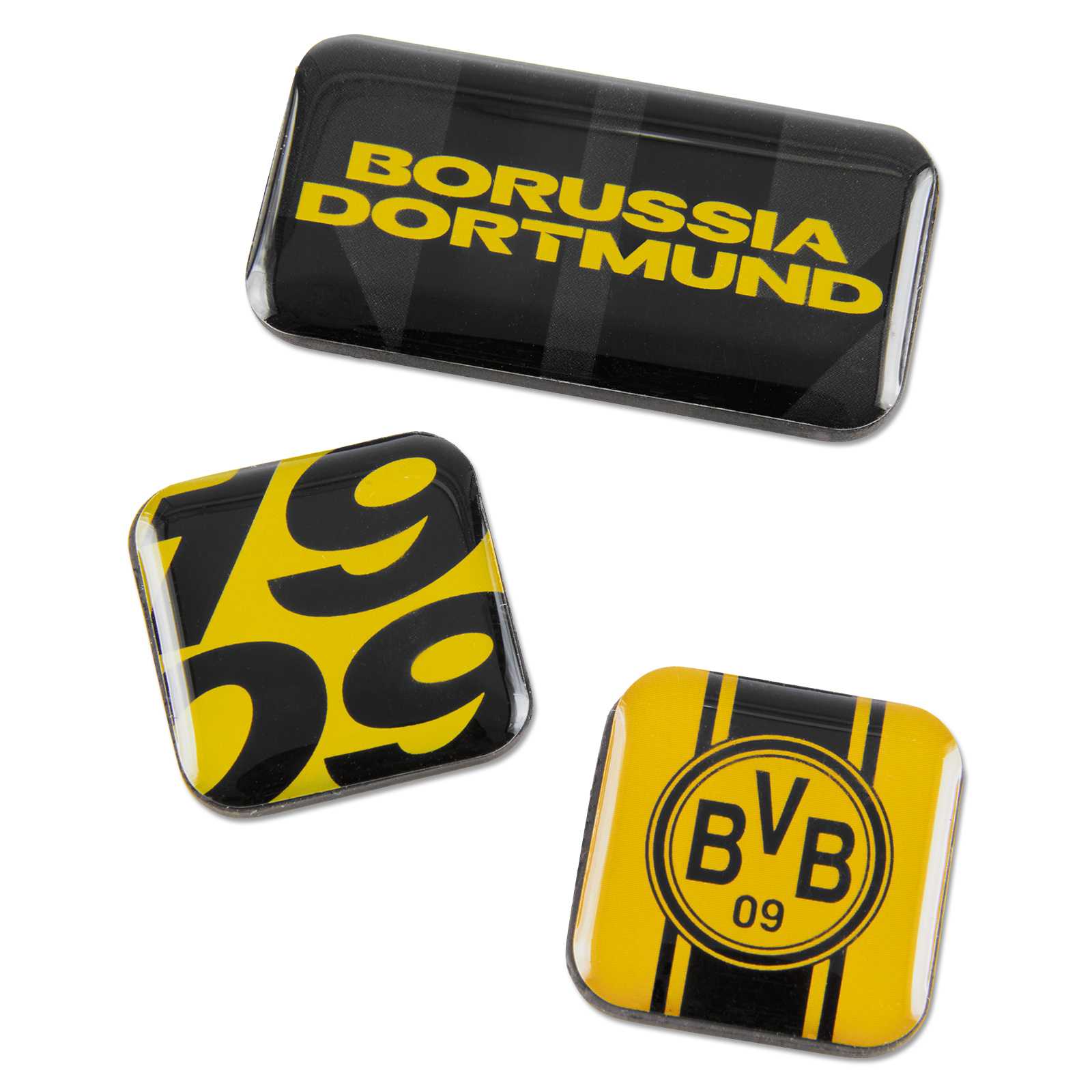 Drei Magneten aus dem BVB Magnet Set 09 in schwarzgelb, einer mit BVB-Emblem, einer mit Schriftzug "Borussia Dortmund", einer mit „09“-Grafik, Draufsicht.