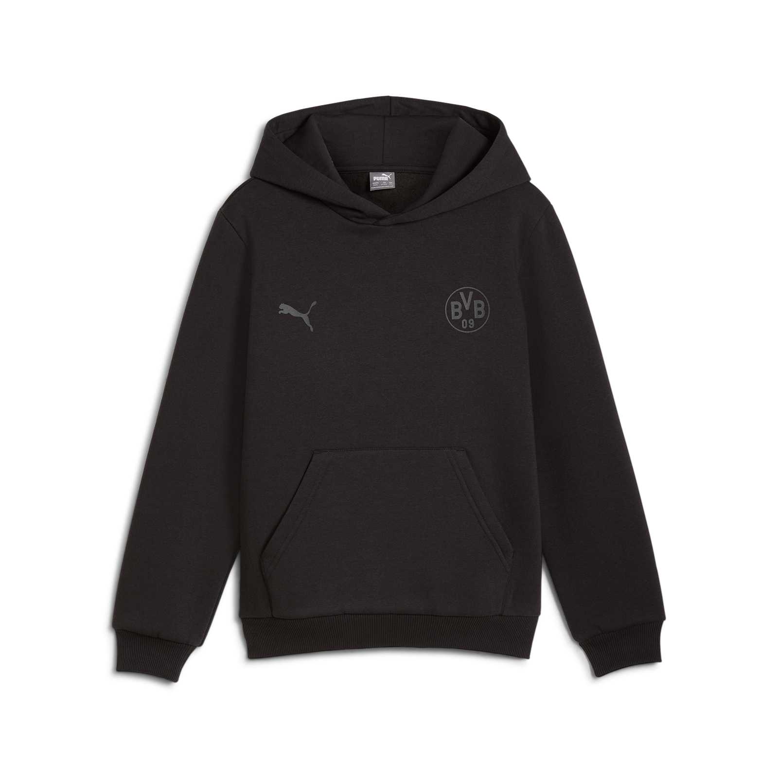 Vorderansicht des BVB Essential Hoodie Kinder in schwarz, mit BVB-Emblem und Puma-Logo auf der Brust sowie großer Kängurutasche.