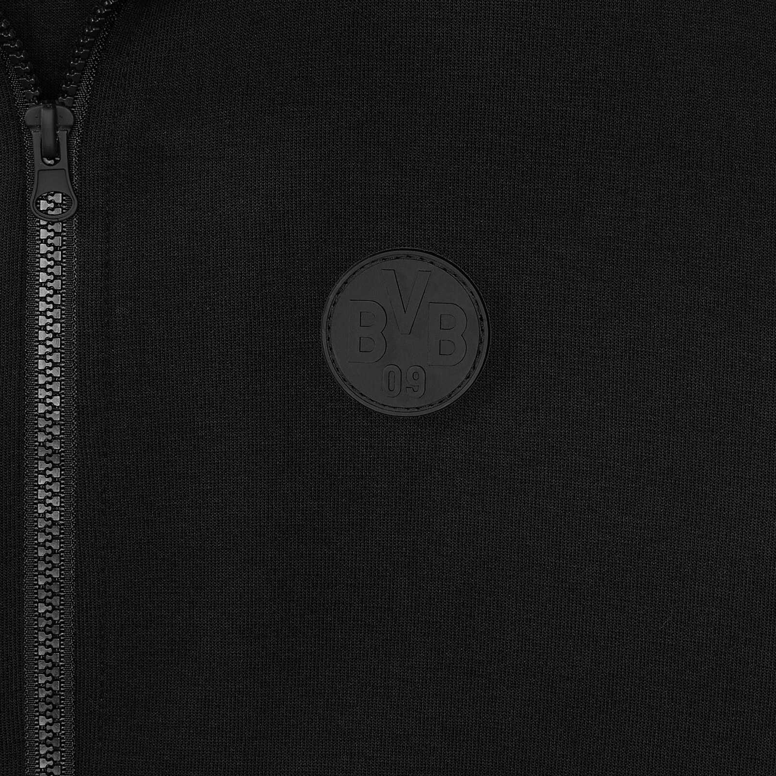 Detailansicht der schwarzen BVB Neon Sweatjacke Damen mit geprägtem BVB-Emblem auf der Brust und sichtbarem Reißverschluss.