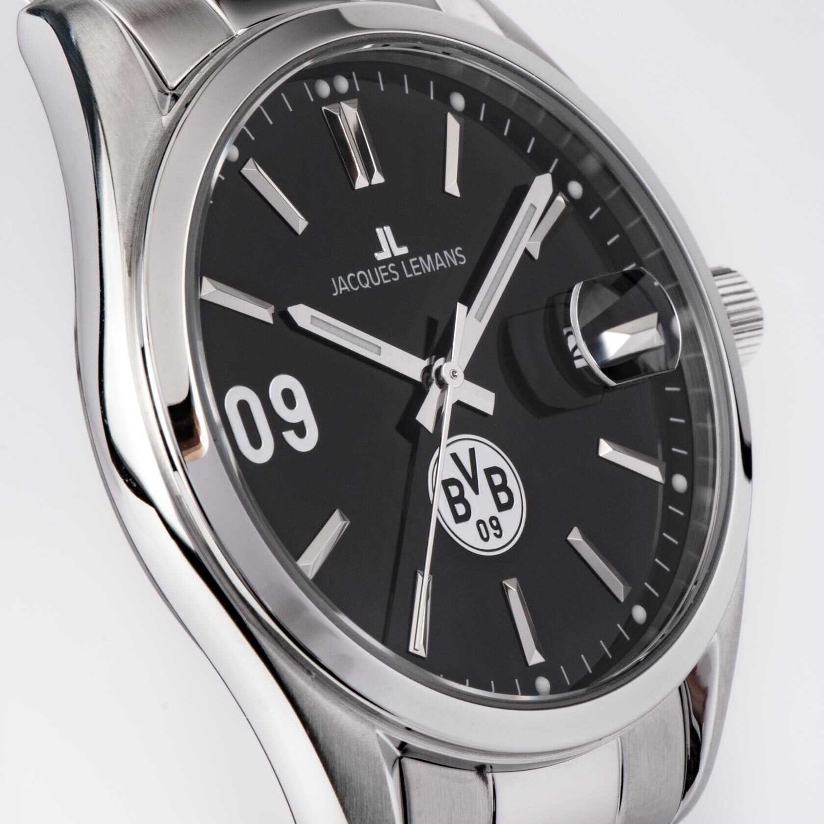 Detailansicht der BVB Uhr mit Metallband von Jacques Lemans, schwarzes Zifferblatt mit BVB-Emblem und Zahl 09, silbernes Gehäuse.