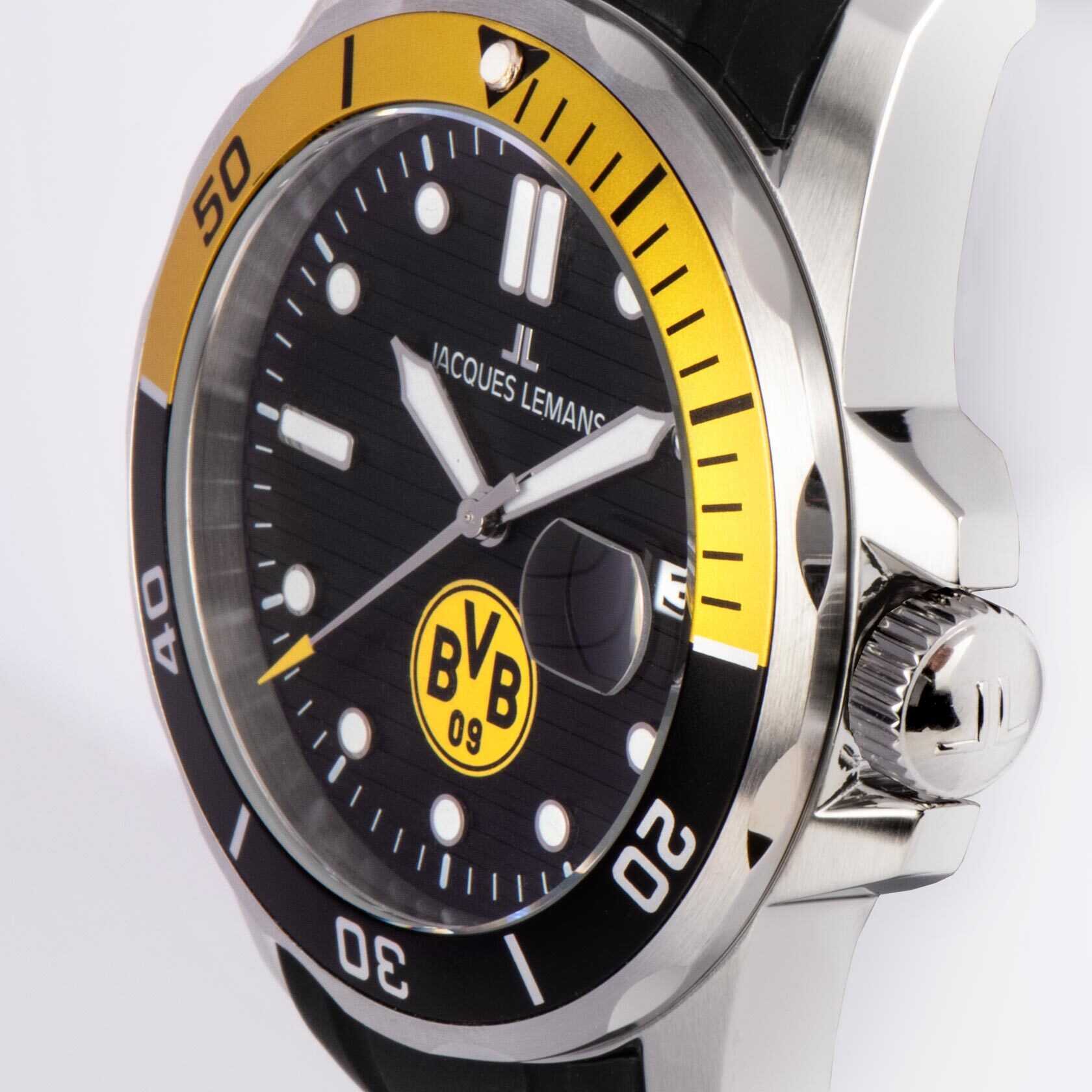 Detailansicht der BVB Uhr mit Silikonband von Jacques Lemans in schwarzgelb und silber, BVB-Emblem und Jacques Lemans Logo auf dem Zifferblatt.