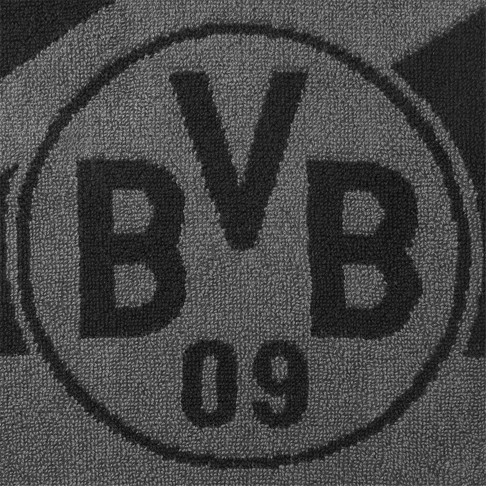 Detailansicht des grauen BVB Gästetuchs im 2er Set mit großem, schwarzem BVB-Emblem in der Mitte des Stoffes.