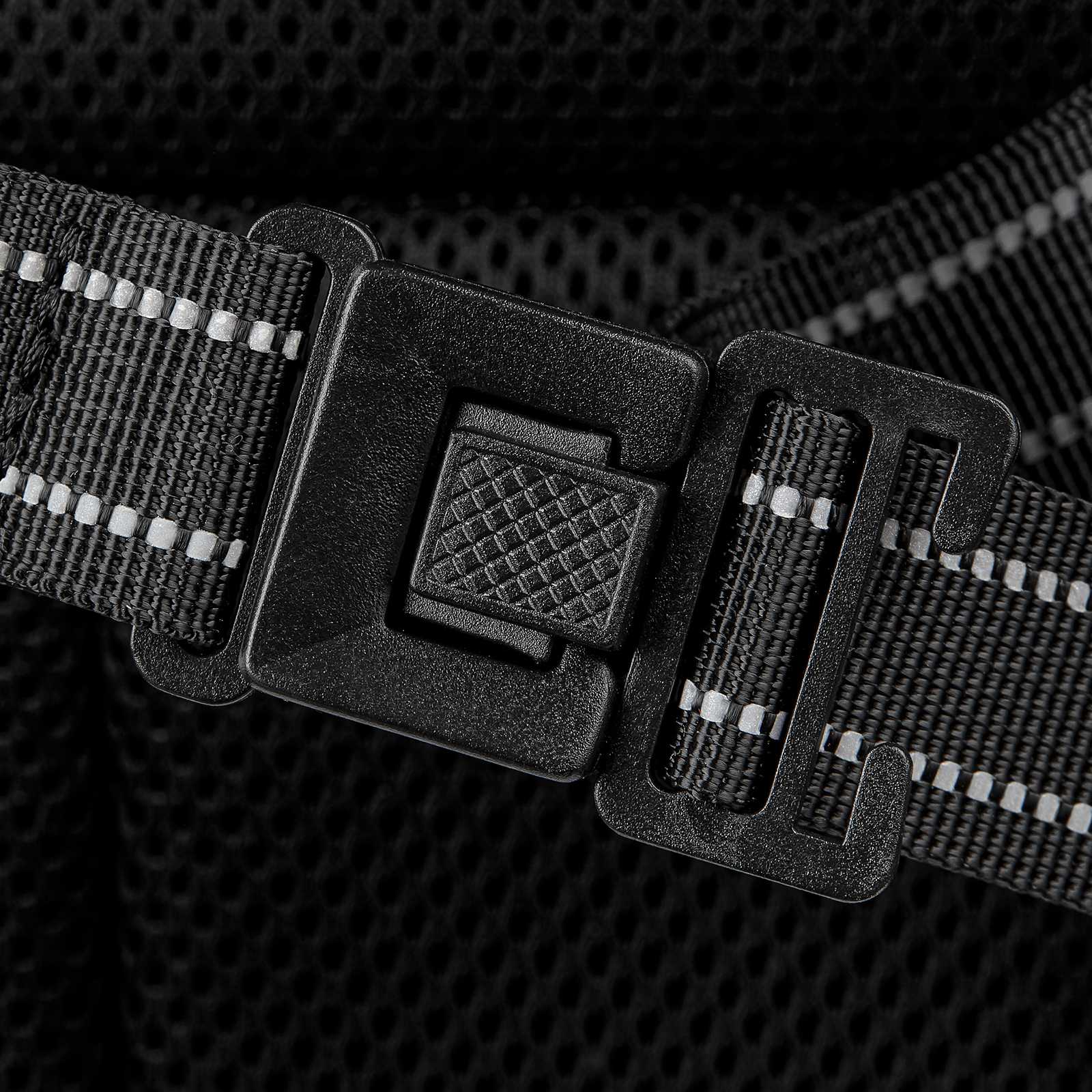Detailansicht des Verschlusses am schwarzgemusterten BVB X Kapten & Son Bergen Kids Rucksack mit robustem Gurt und reflektierenden Nähten.