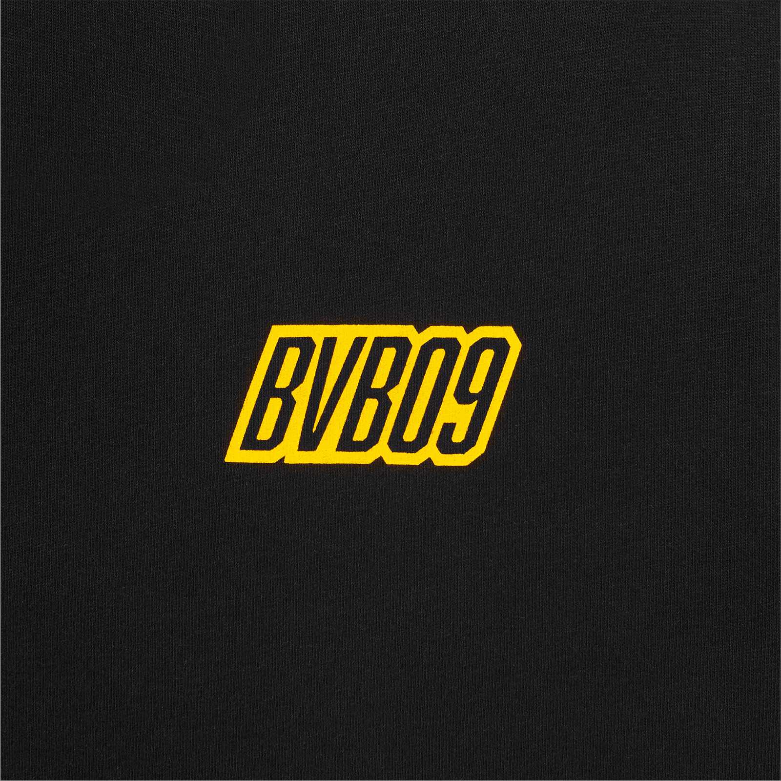 Detailansicht des BVB T-Shirt Kinder oversized 2025 in schwarzgelb mit großem gelbem "BVB09"-Schriftzug auf schwarzem Stoff.