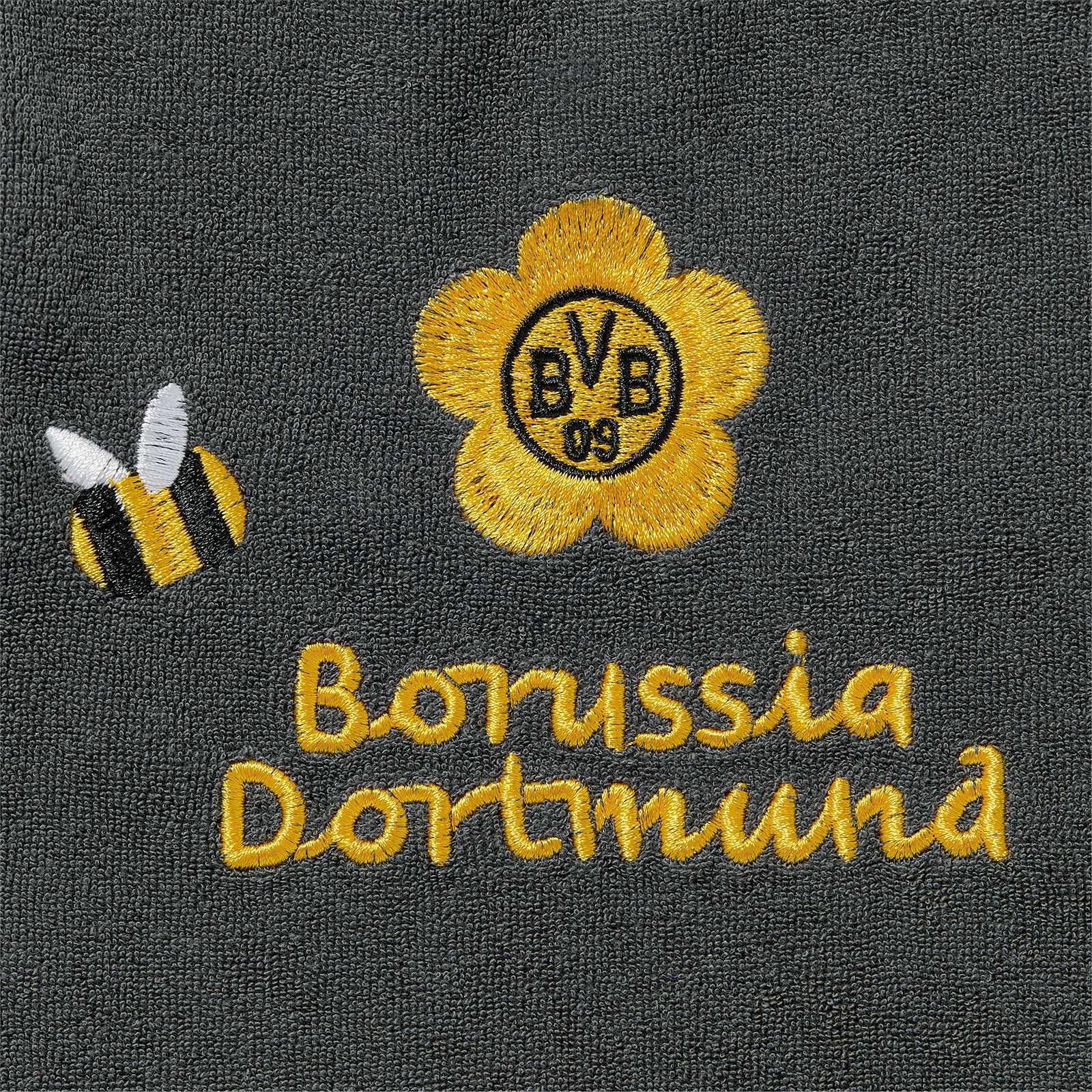 Detailansicht des BVB Lätzchen Baby aus schwarzgelbem Stoff mit gestickter BVB-Blume, Biene und "Borussia Dortmund"-Schriftzug.