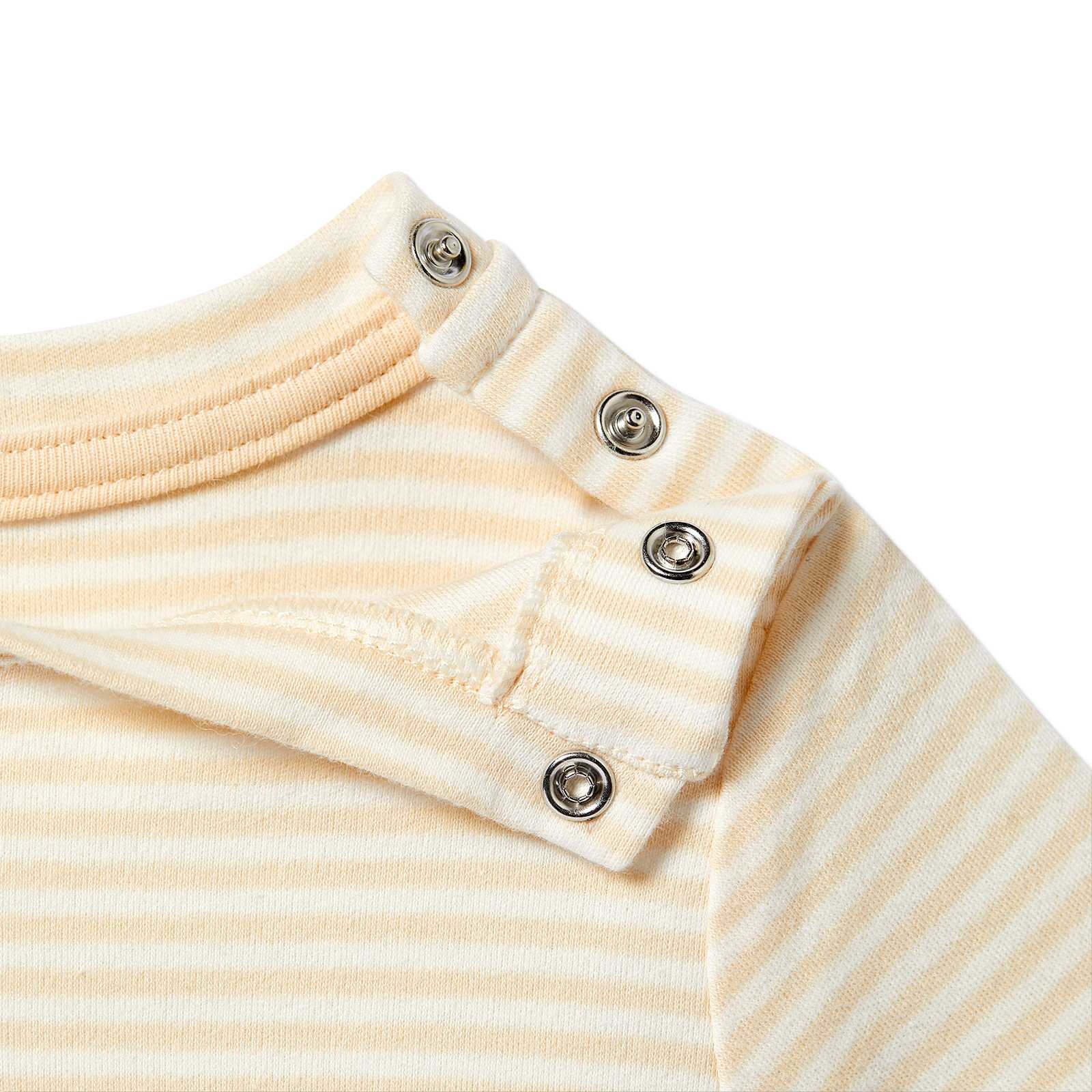 Detailansicht der Knopfleiste am oberen Kragen des Shirts.
