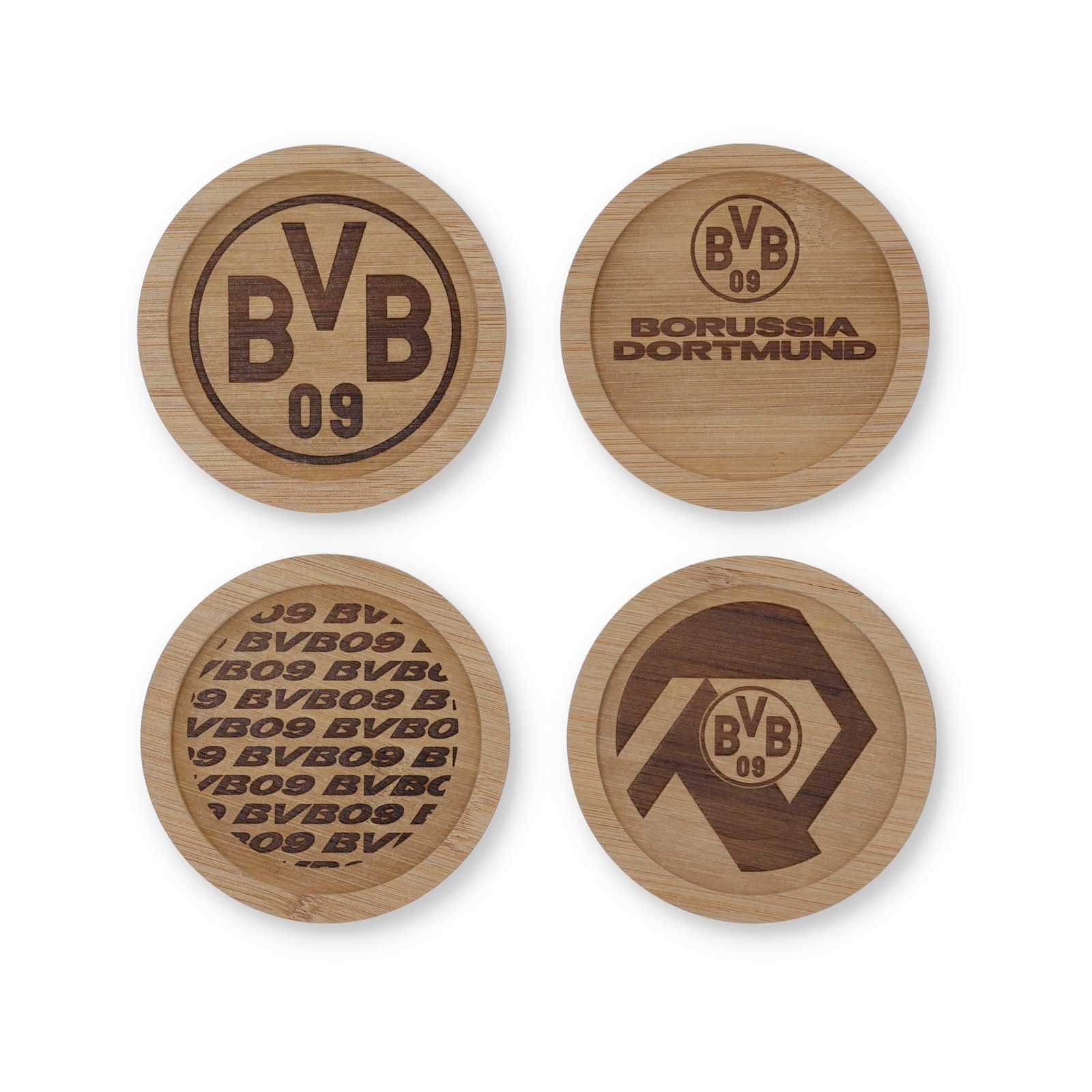 Vier runde BVB-Untersetzer aus Holz mit verschiedenen gravierten Designs, darunter das BVB-Logo, der Schriftzug "Borussia Dortmund" und grafische Muster.