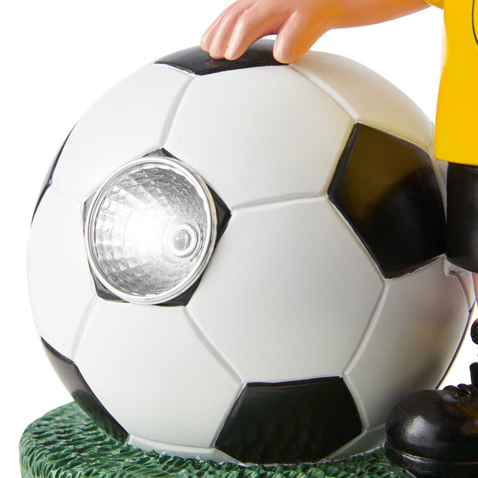 Detailansicht des BVB Gartenzwerg mit LED Ball; eine Hand des Zwergs liegt auf einem Fußball mit leuchtender LED in einem schwarzen Feld.
