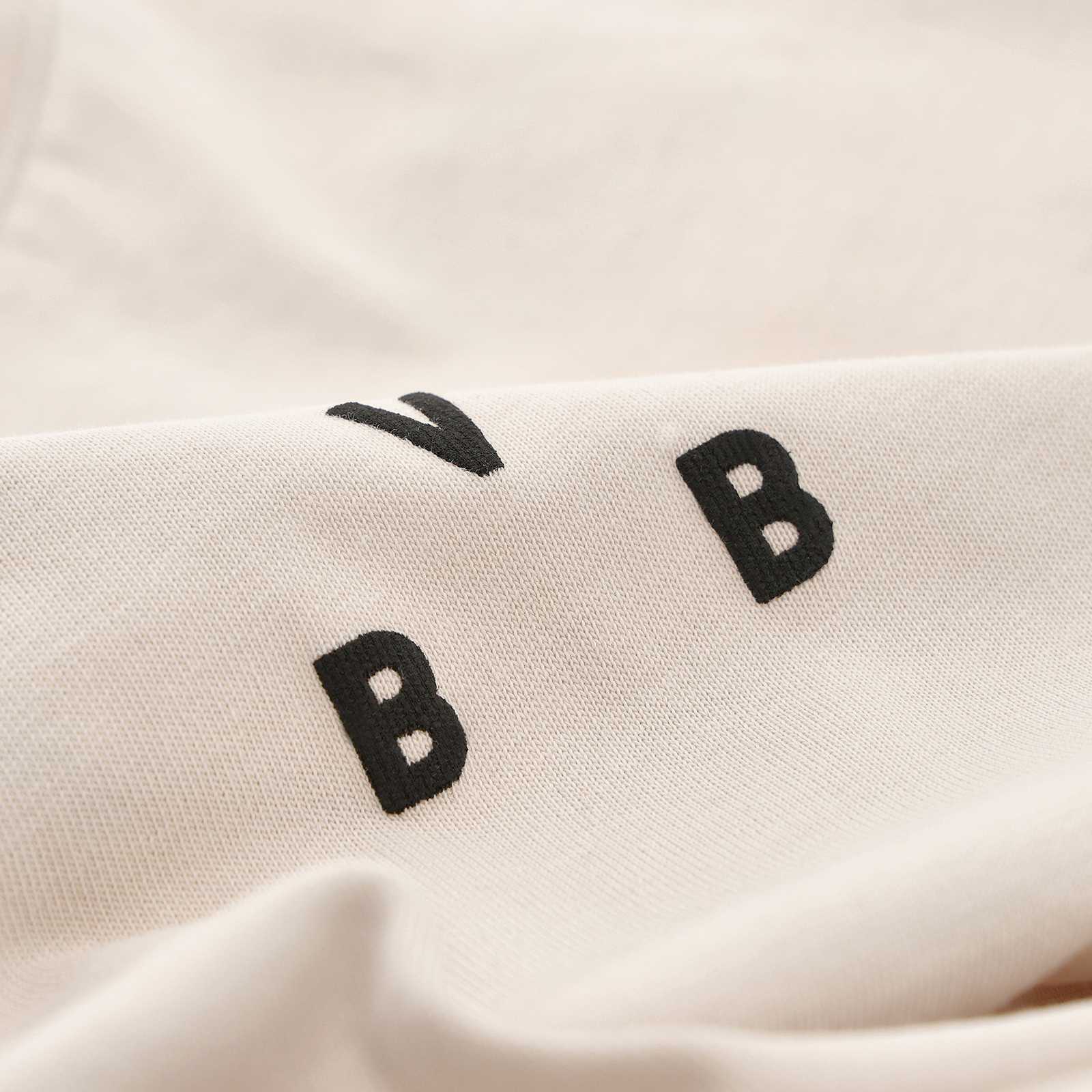 Detailansicht des BVB Urban Tee beige 2025 mit schwarzem "BVB"-Schriftzug auf beigefarbenem Stoff.