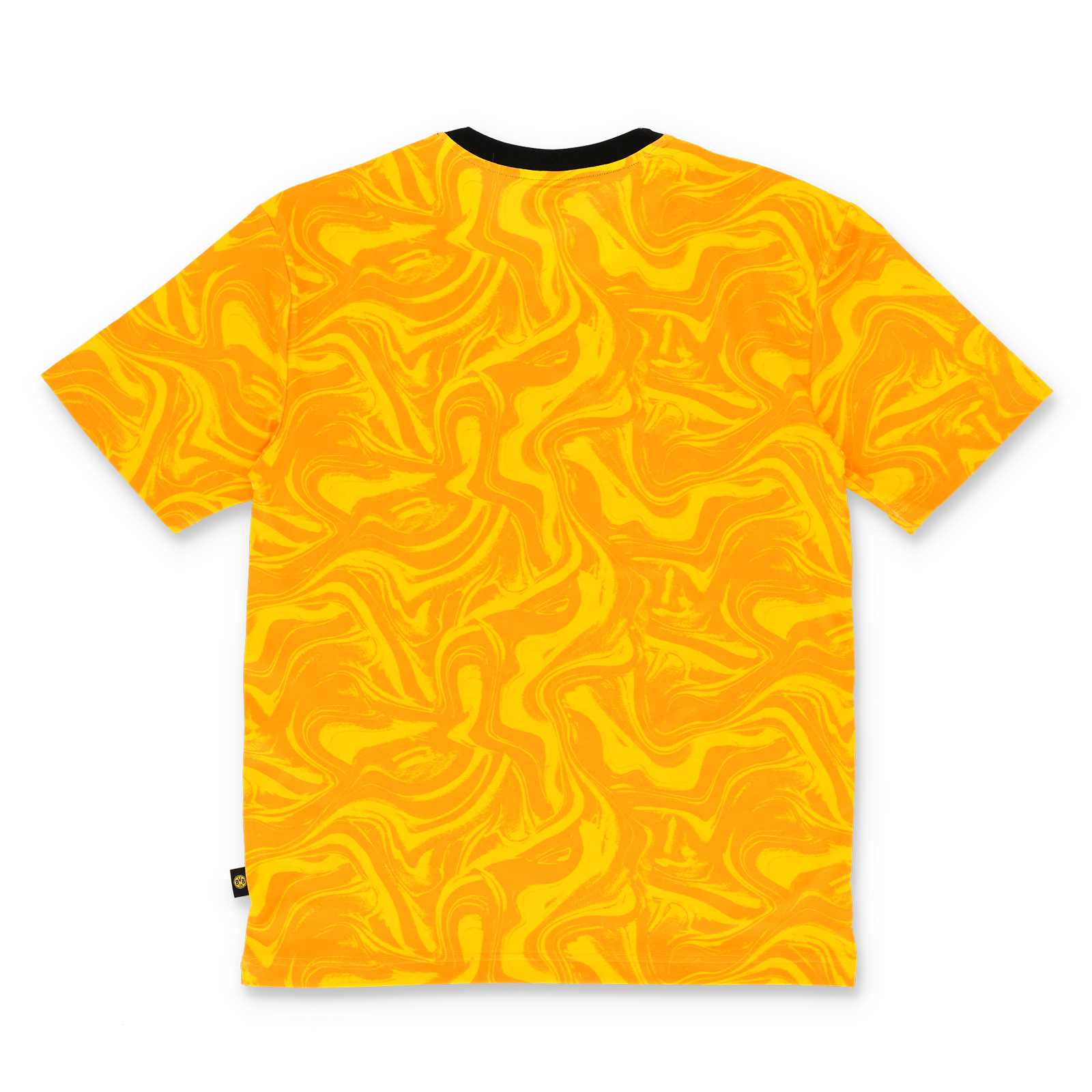 Rückansicht des BVB Festival Shirt in leuchtendem Gelb mit marmoriertem Muster und schwarzem Kragen. Das BVB-Emblem ist seitlich am Saum sichtbar.